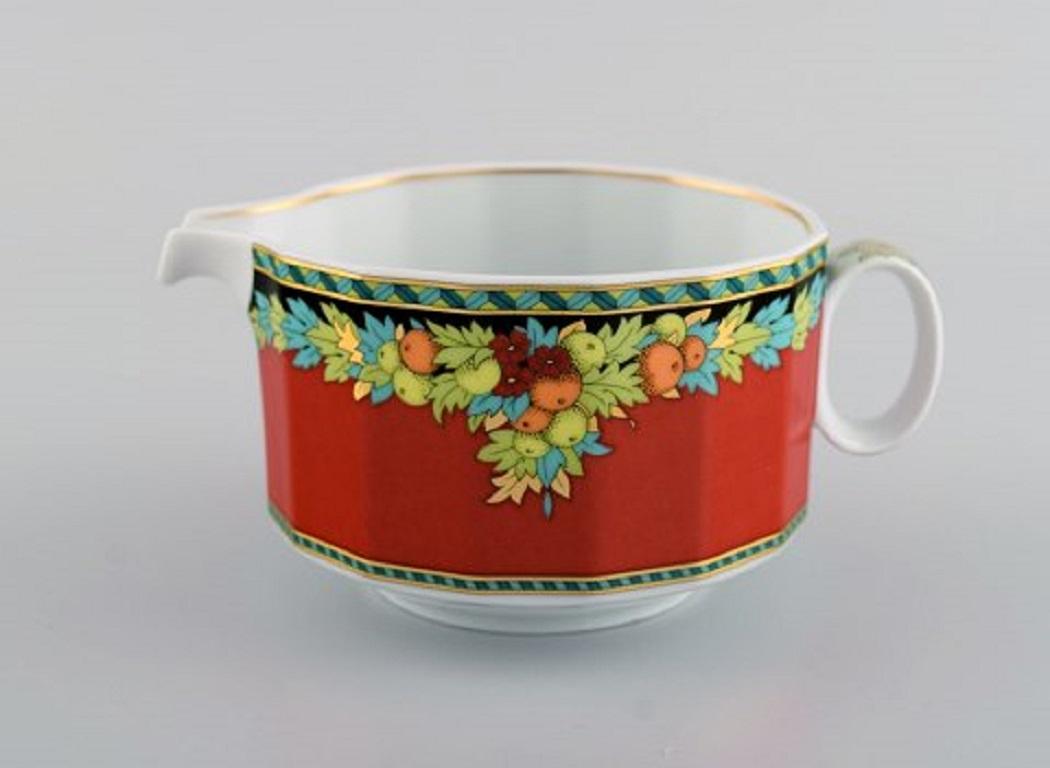 Gianni Versace for Rosenthal. Le Roi Soleil porcelain sauce jug with floral and gold decoration. Late 20th century.
In perfect condition.
Measures: 16 x 7, 5 cm.
Stamped.