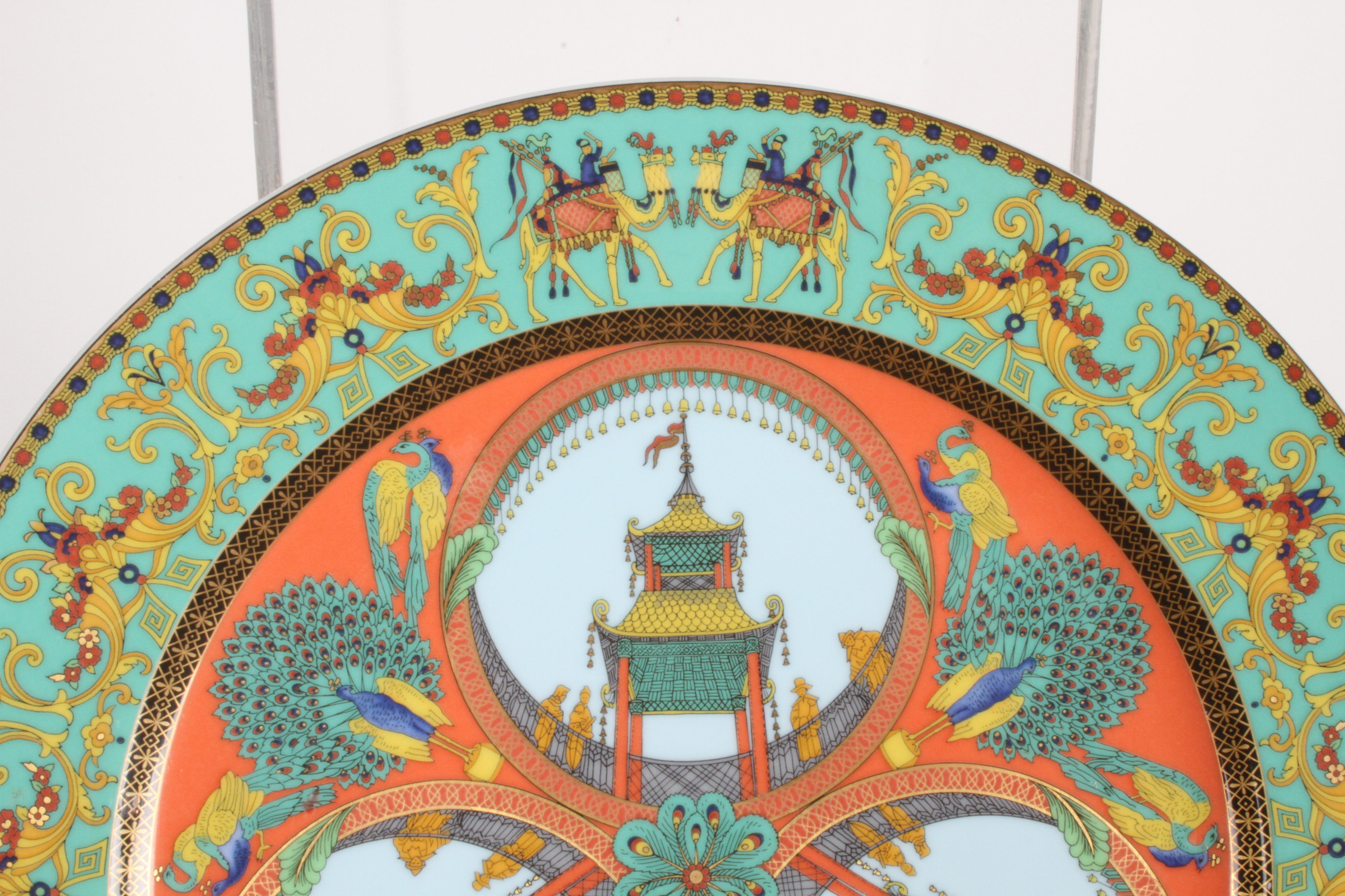 Moderne Assiette d'exposition en porcelaine « Le voyage de Marco Polo » de Gianni Versace pour Rosenthal  en vente