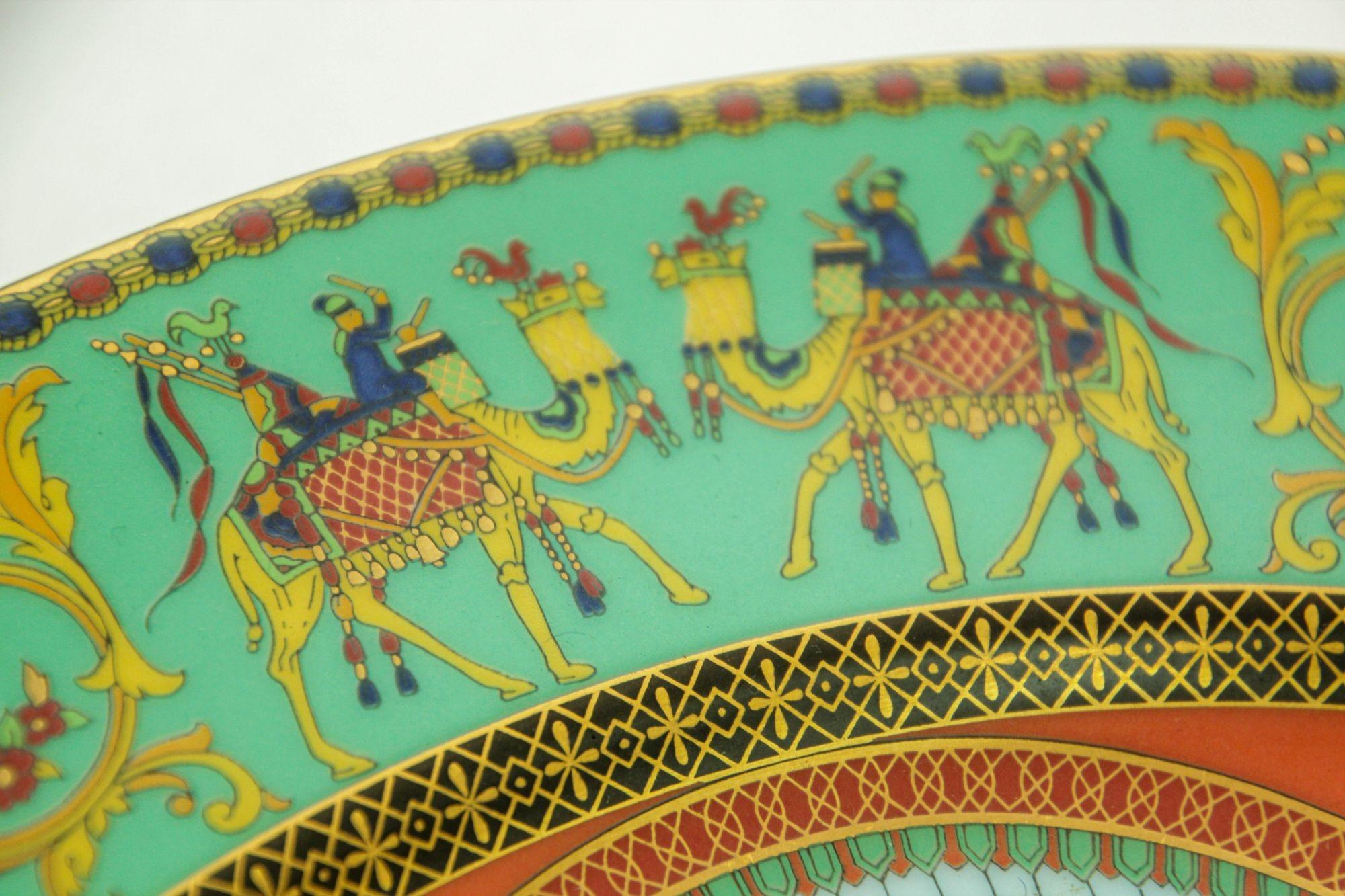 Assiette en porcelaine Le Voyage de Marco Polo de Gianni Versace pour Rosenthal en vente 7