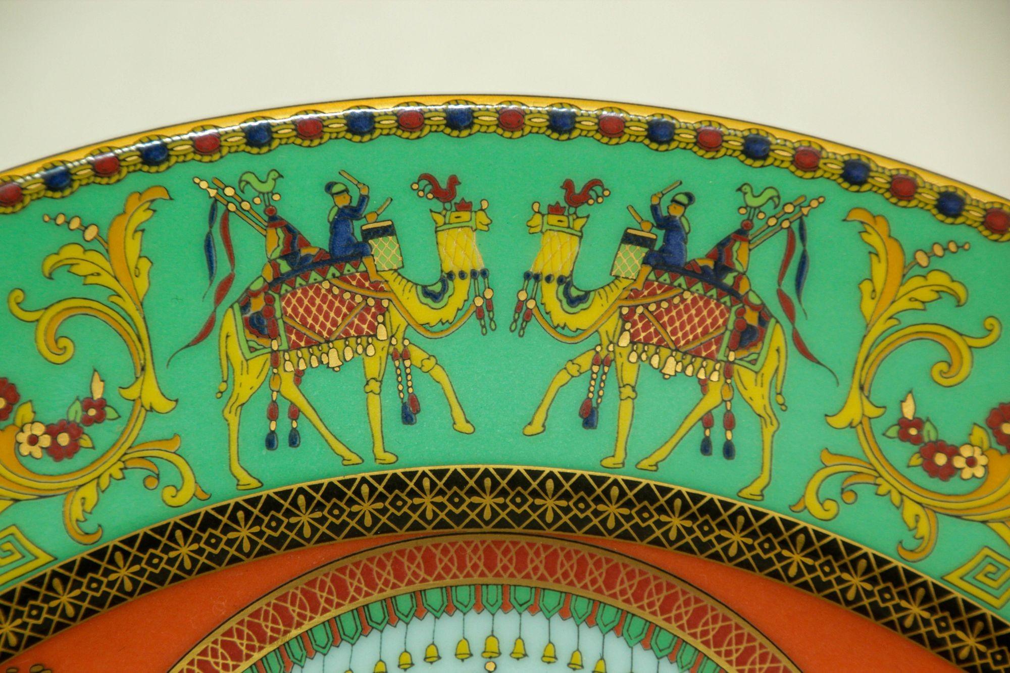 20ième siècle Assiette en porcelaine Le Voyage de Marco Polo de Gianni Versace pour Rosenthal en vente