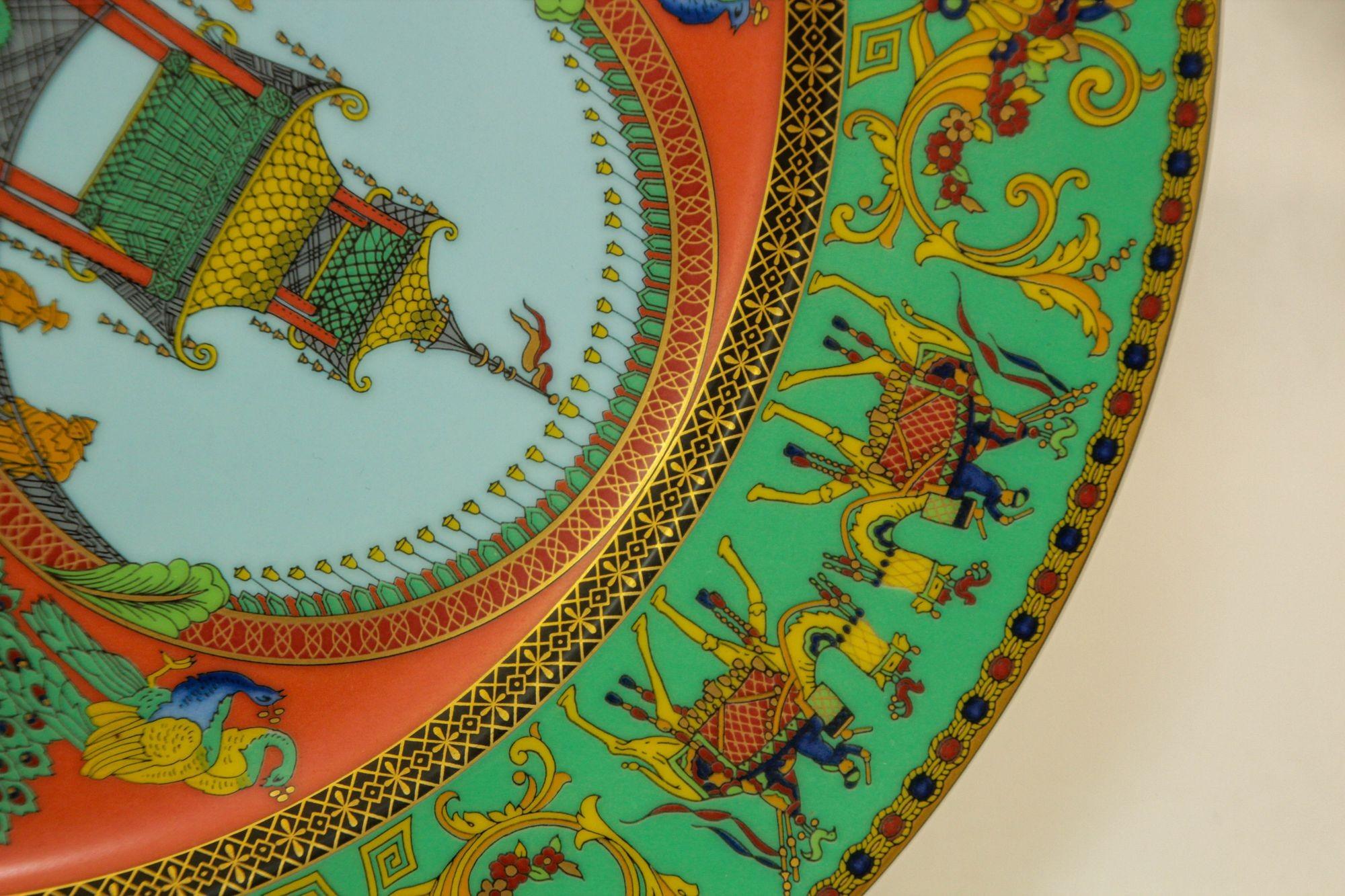 Assiette en porcelaine Le Voyage de Marco Polo de Gianni Versace pour Rosenthal en vente 1