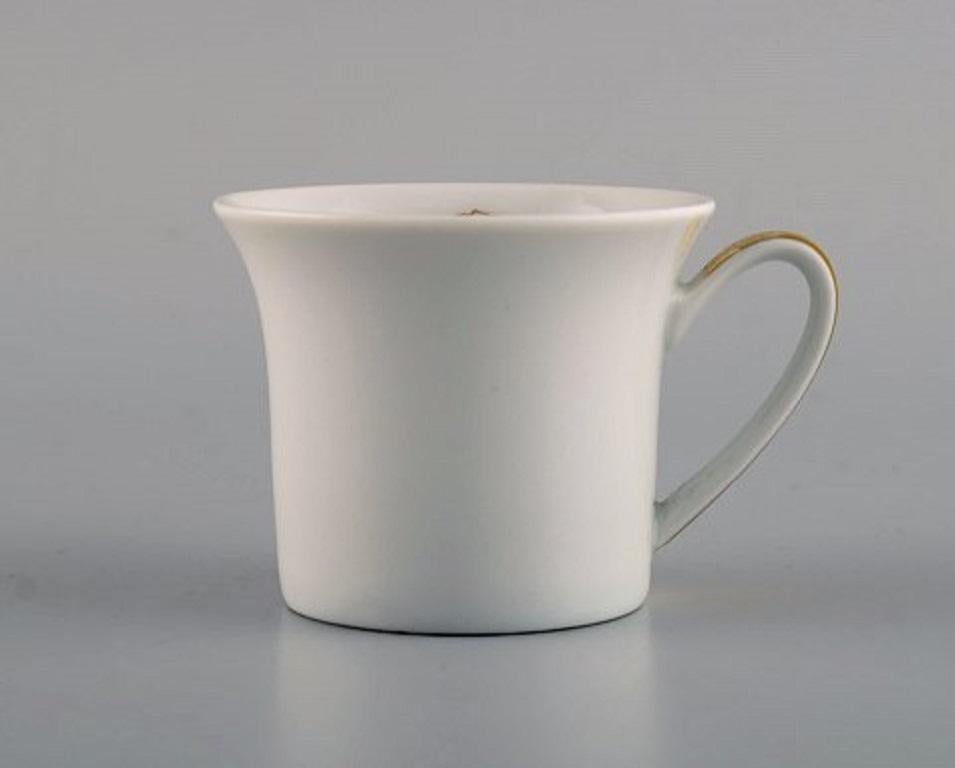 Gianni Versace for Rosenthal. Médaillon Méandre D'Or mocha cup with saucer in white porcelain with gold decoration, Late 20th century.
In perfect condition.
The cup measures: 6.5 x 5.5 cm.
Stamped.