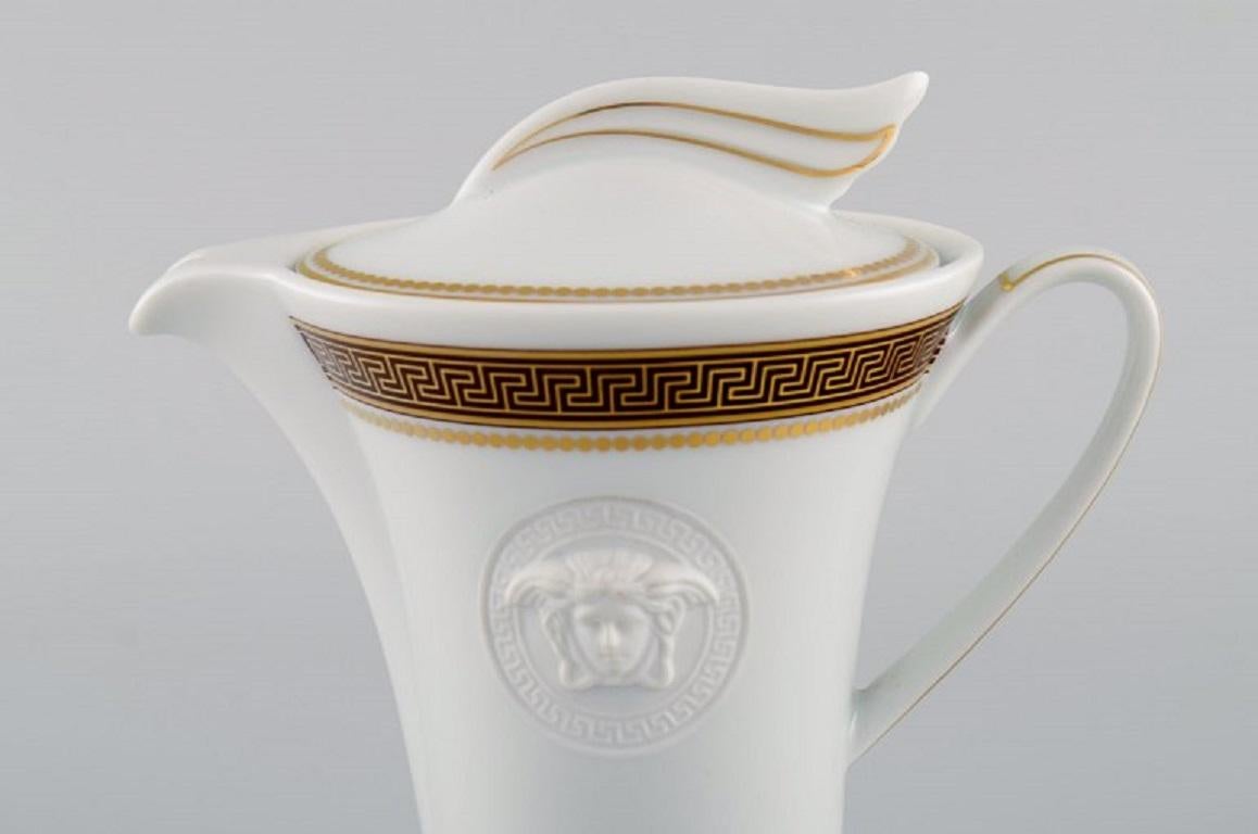 Gianni Versace for Rosenthal. Médaillon Méandre D'or mocha pot in white porcelain with gold decoration. Late 20th century.
Measures: 14 x 13.5 cm.
In perfect condition.
Stamped.
Original box and certificate included.