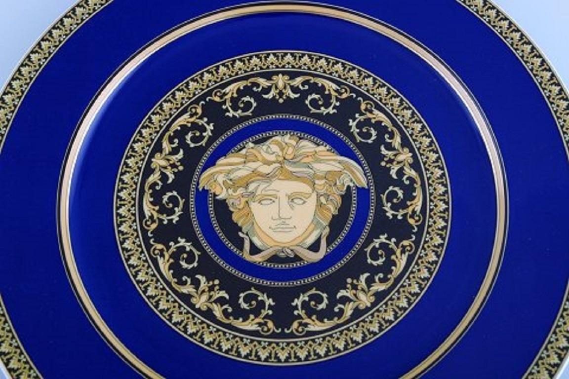 Gianni Versace for Rosenthal. Medusa Blue plate in porcelain with gold decoration. Late 20th century.
In perfect condition.
Diameter: 31 cm.
Stamped.