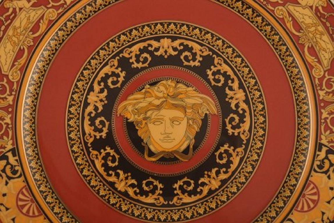 Gianni Versace for Rosenthal. Red Medusa porcelain plate with gold decoration. Late 20th century.
In perfect condition.
Diameter: 31 cm.
Stamped.