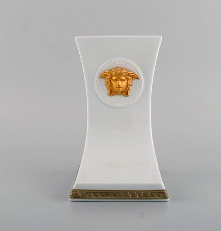 Gianni Versace for Rosenthal. Two Gorgona bookends in white porcelain with gold decoration, late 20th century.
Measures: 18 x 11.5 cm.
In perfect condition.
Stamped.