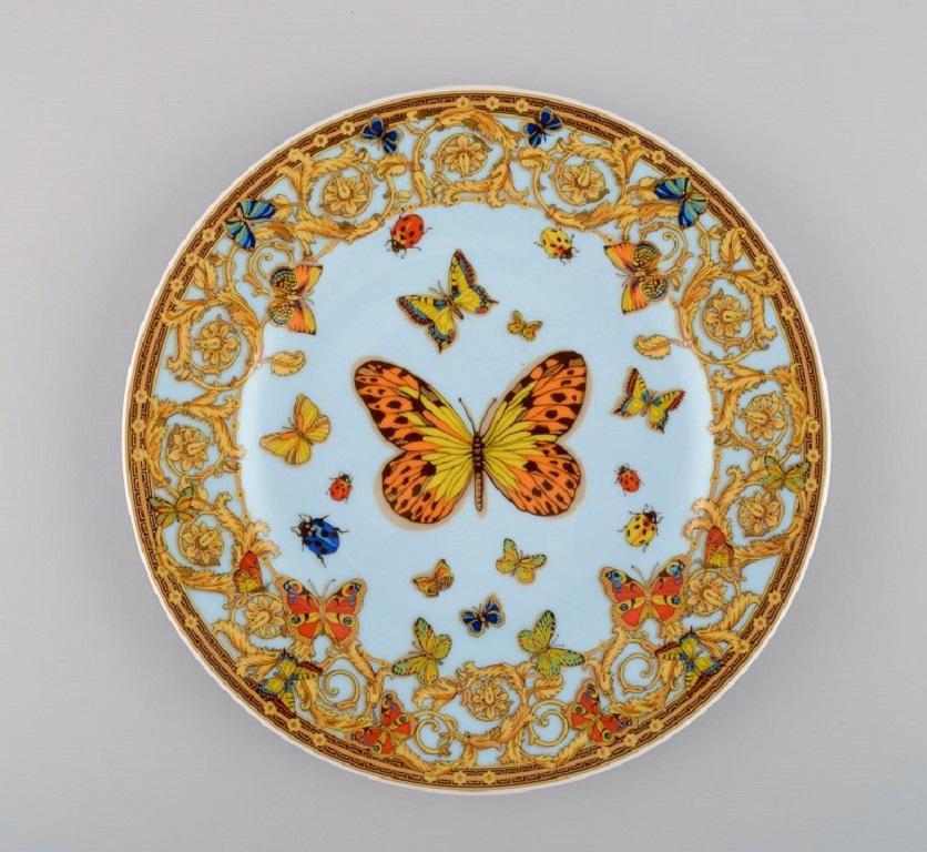 Gianni Versace for Rosenthal. Two Le jardin des Pappilons plates in porcelain. Late 20th century.
Largest diameter: 22.5 cm.
In perfect condition.
Stamped.