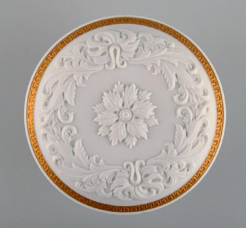 Gianni Versace for Rosenthal. White Baroque lidded bowl in ceramics and porcelain with foliage in relief and gold decoration. Late 20th century.
Measures: 14.5 x 8.5 cm.
In perfect condition.
Stamped.