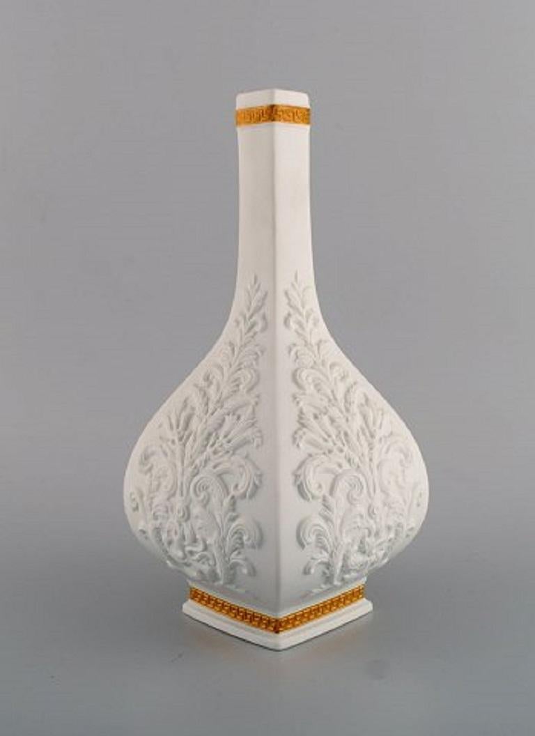 Gianni Versace for Rosenthal. White Baroque vase in white ceramics with foliage in relief and gold decoration, late 20th century.
Measures: 26.5 x 13.5 cm.
In perfect condition.
Stamped.