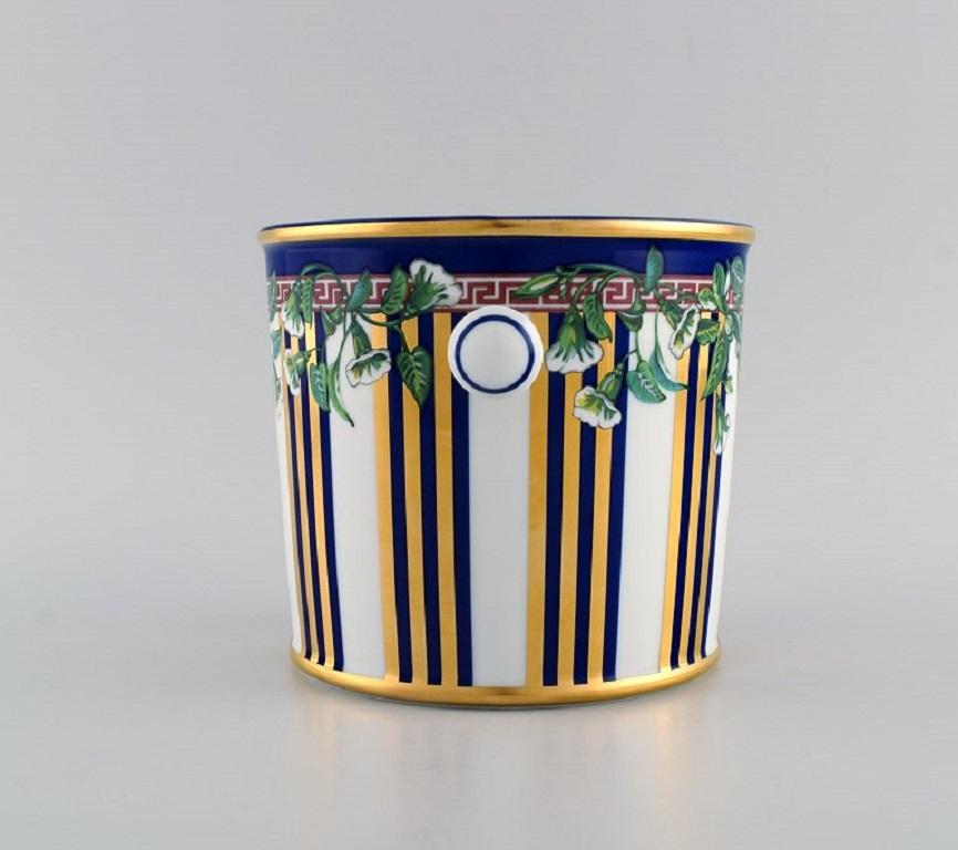 Gianni Versace for Rosenthal. 
Wild Flora porcelain wine cooler with flowers and gold decoration. Late 20th century.
Measures: 19 x 14.5 cm.
In excellent condition.
Stamped.