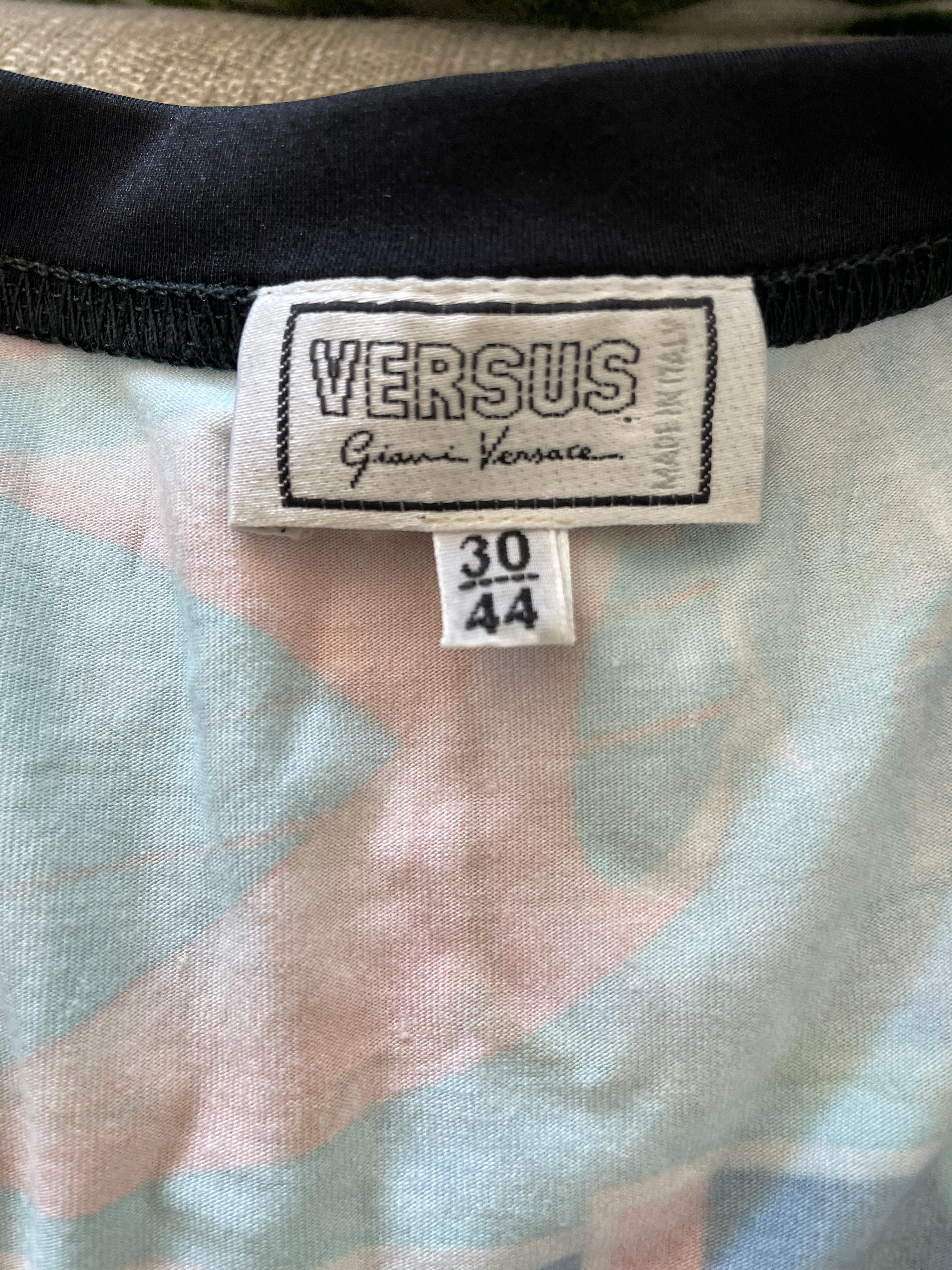 Gianni Versace für Versus Seltenes Vintage Hotel-Reisesticker-Kleid im Angebot 8