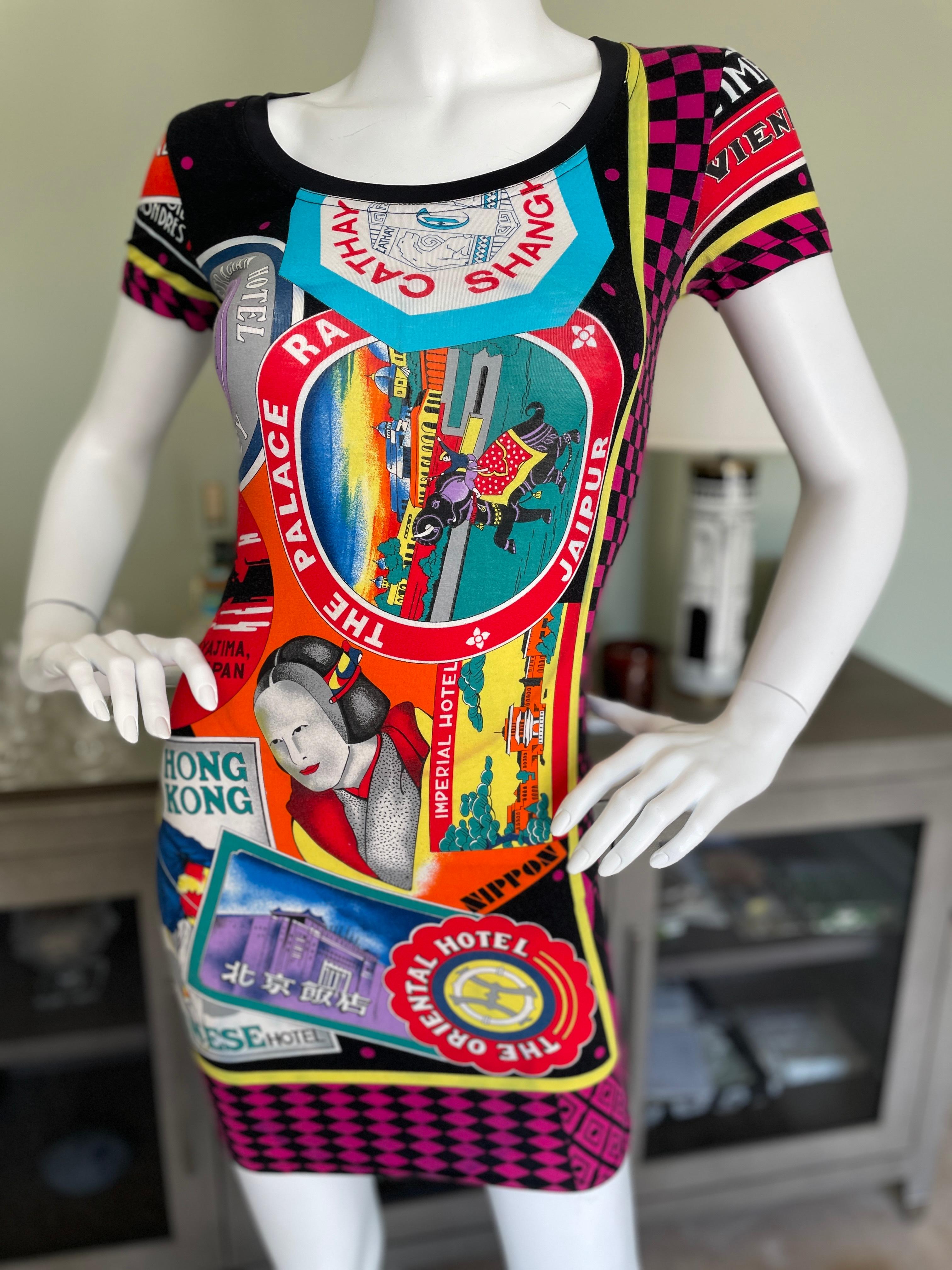 Gianni Versace für Versus Rare Vintage Hotel Travel Sticker Kleid
Größe 44, sehr dehnbar
Büste 34