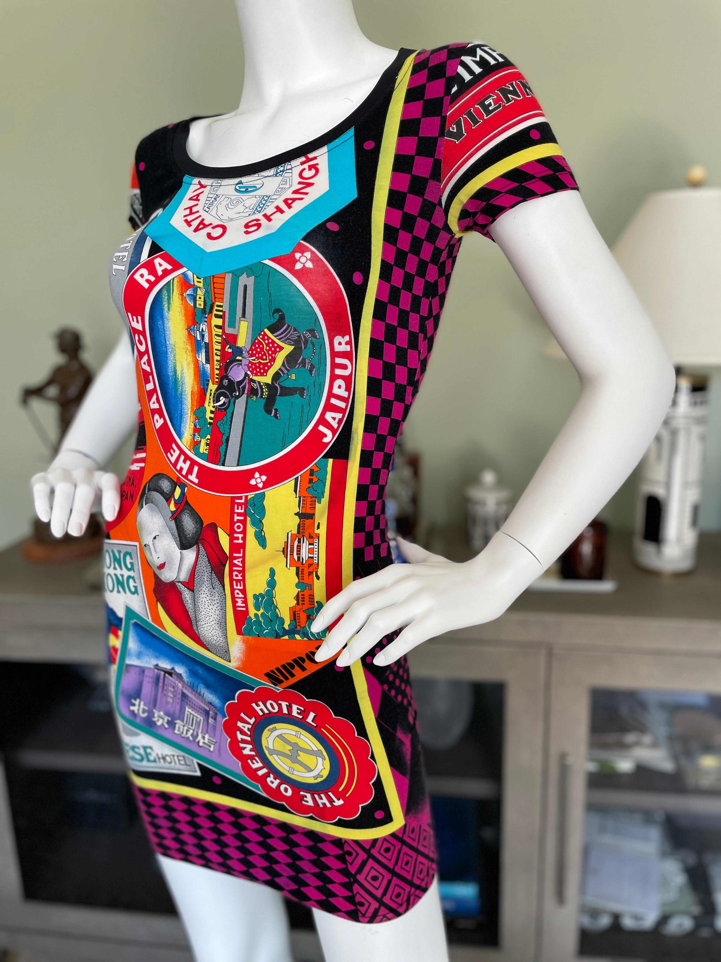Gianni Versace für Versus Seltenes Vintage Hotel-Reisesticker-Kleid (Beige) im Angebot