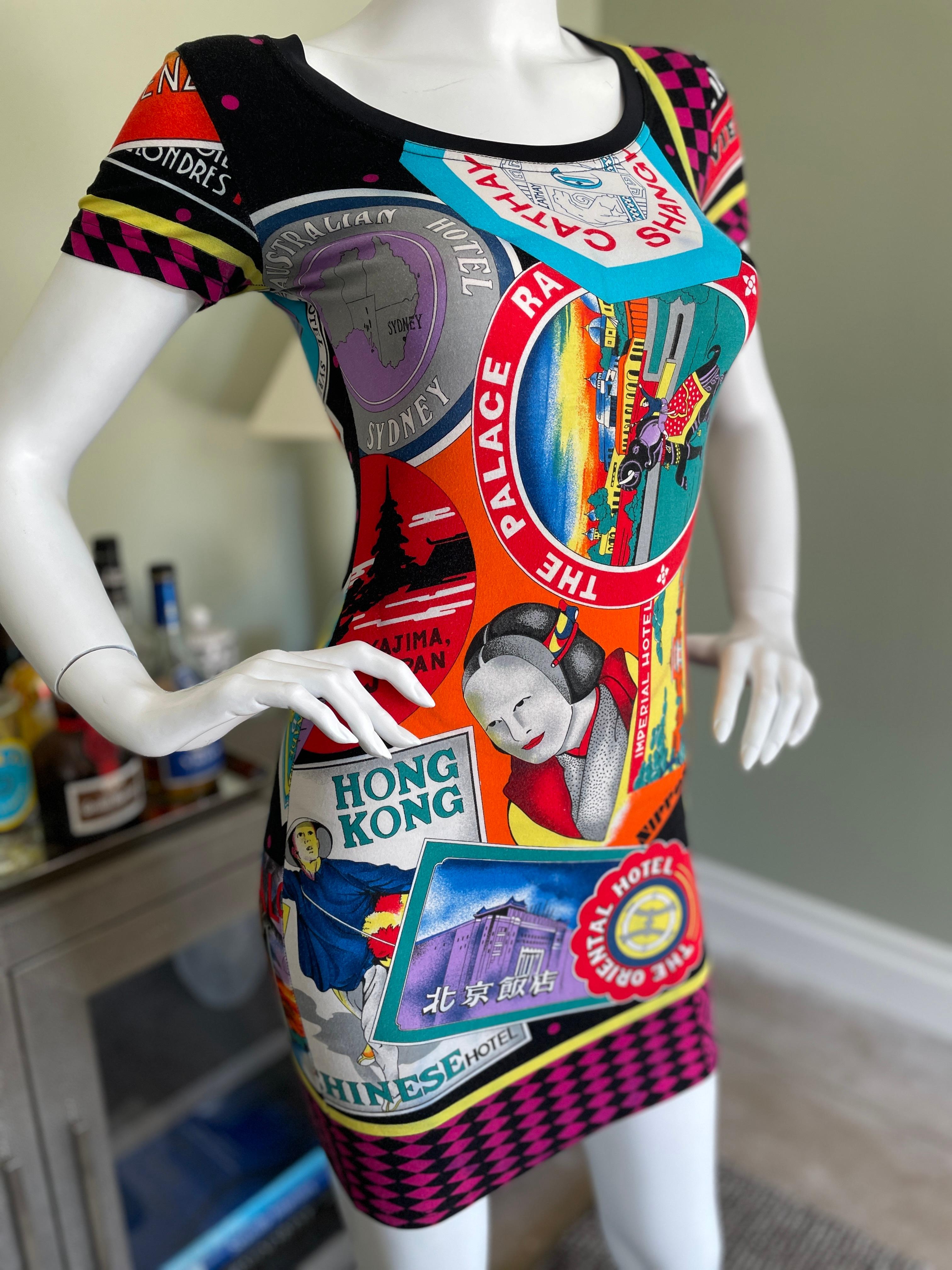Gianni Versace für Versus Seltenes Vintage Hotel-Reisesticker-Kleid im Zustand „Relativ gut“ im Angebot in Cloverdale, CA