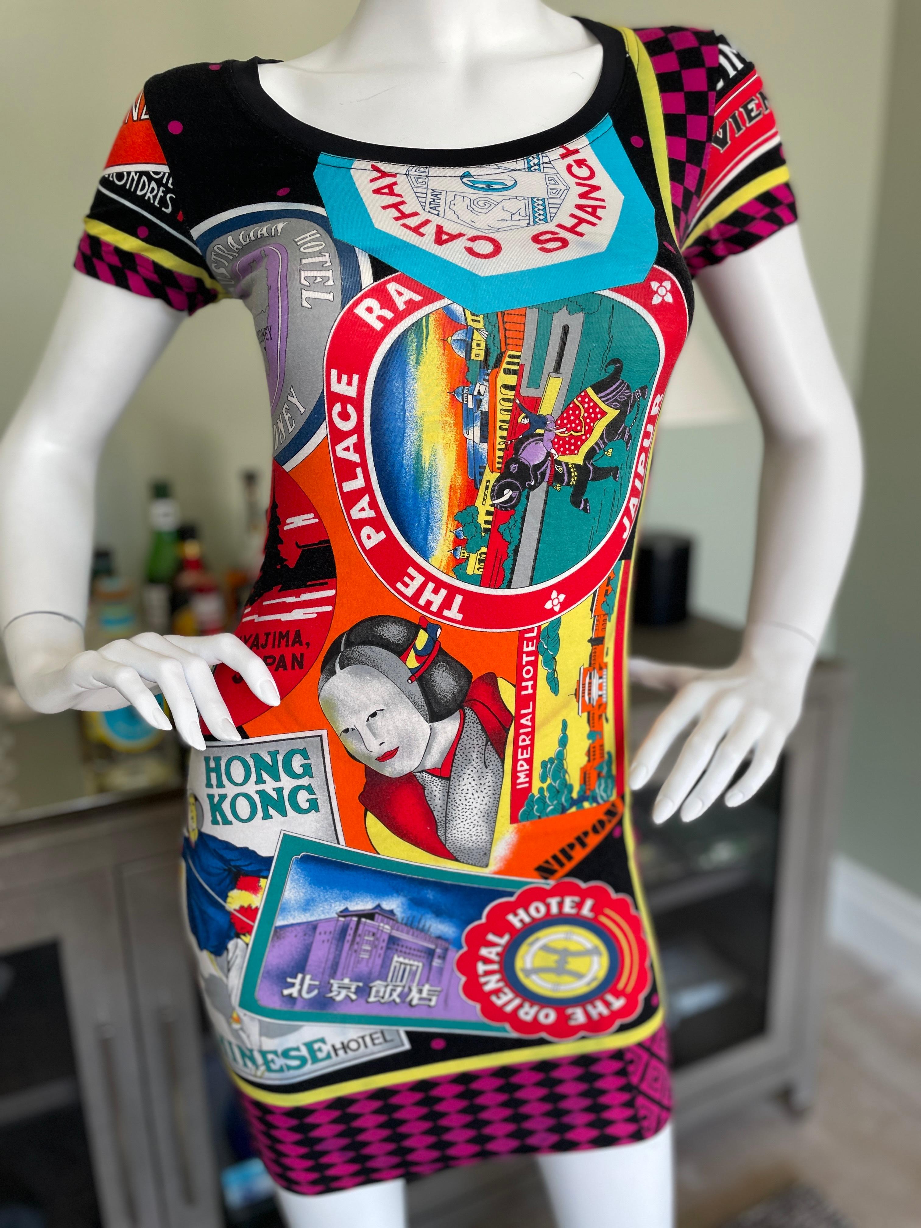 Gianni Versace für Versus Seltenes Vintage Hotel-Reisesticker-Kleid Damen im Angebot