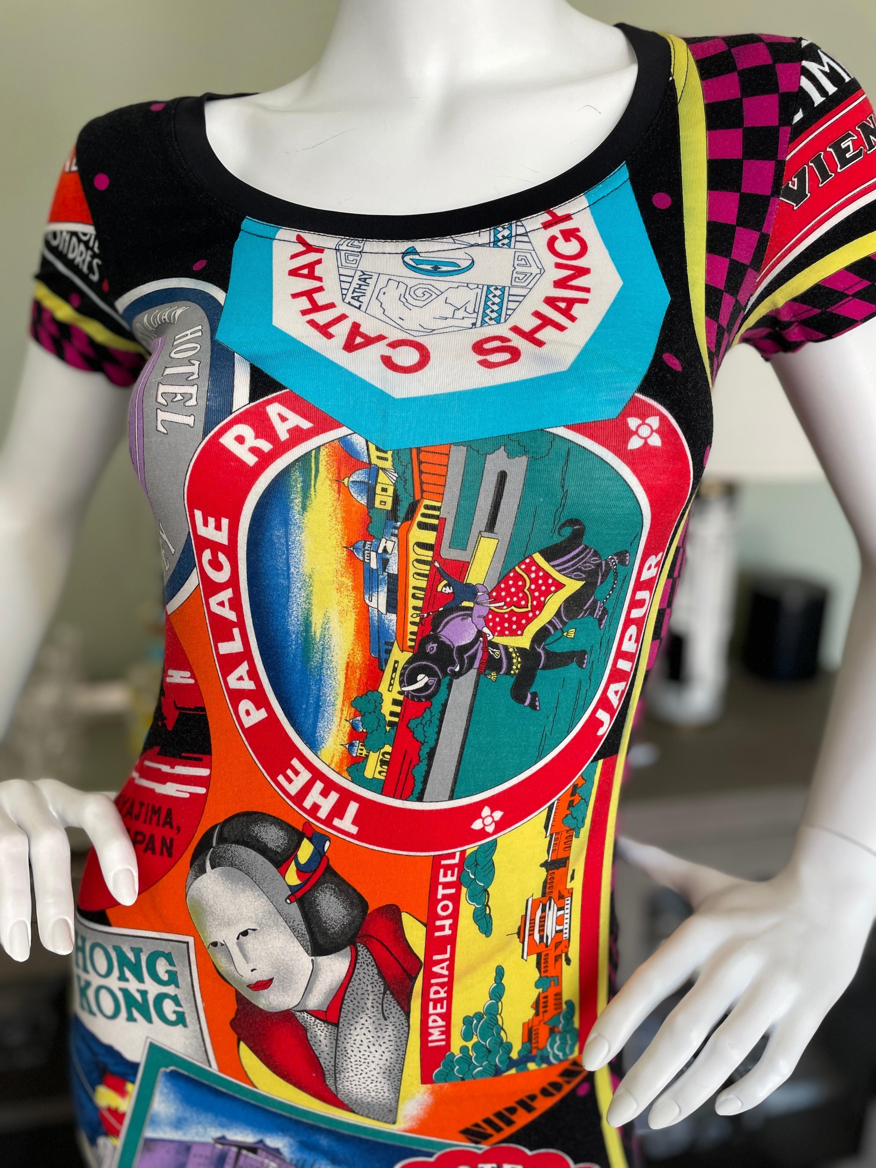 Gianni Versace für Versus Seltenes Vintage Hotel-Reisesticker-Kleid im Angebot 1
