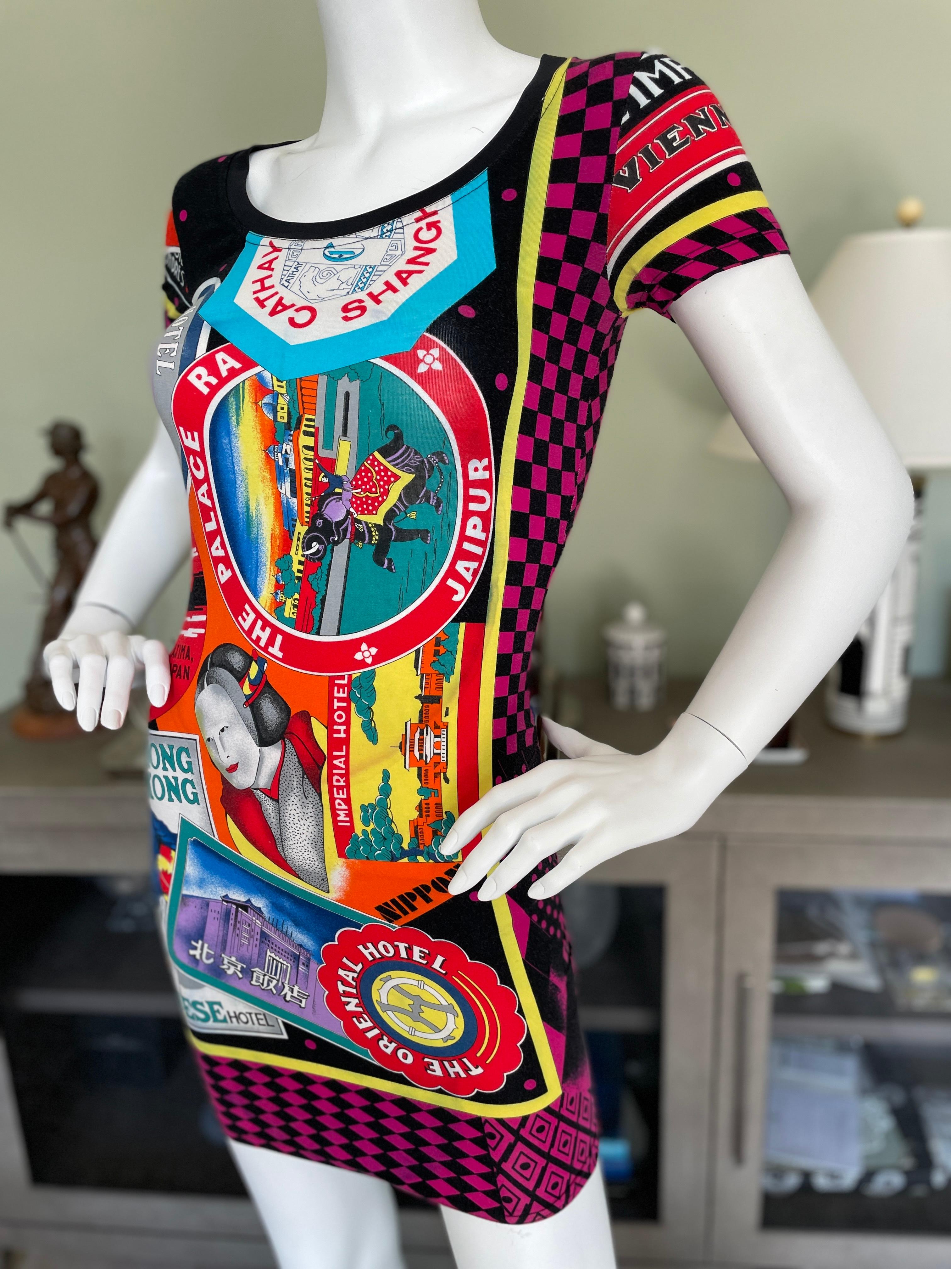 Gianni Versace für Versus Seltenes Vintage Hotel-Reisesticker-Kleid im Angebot 2