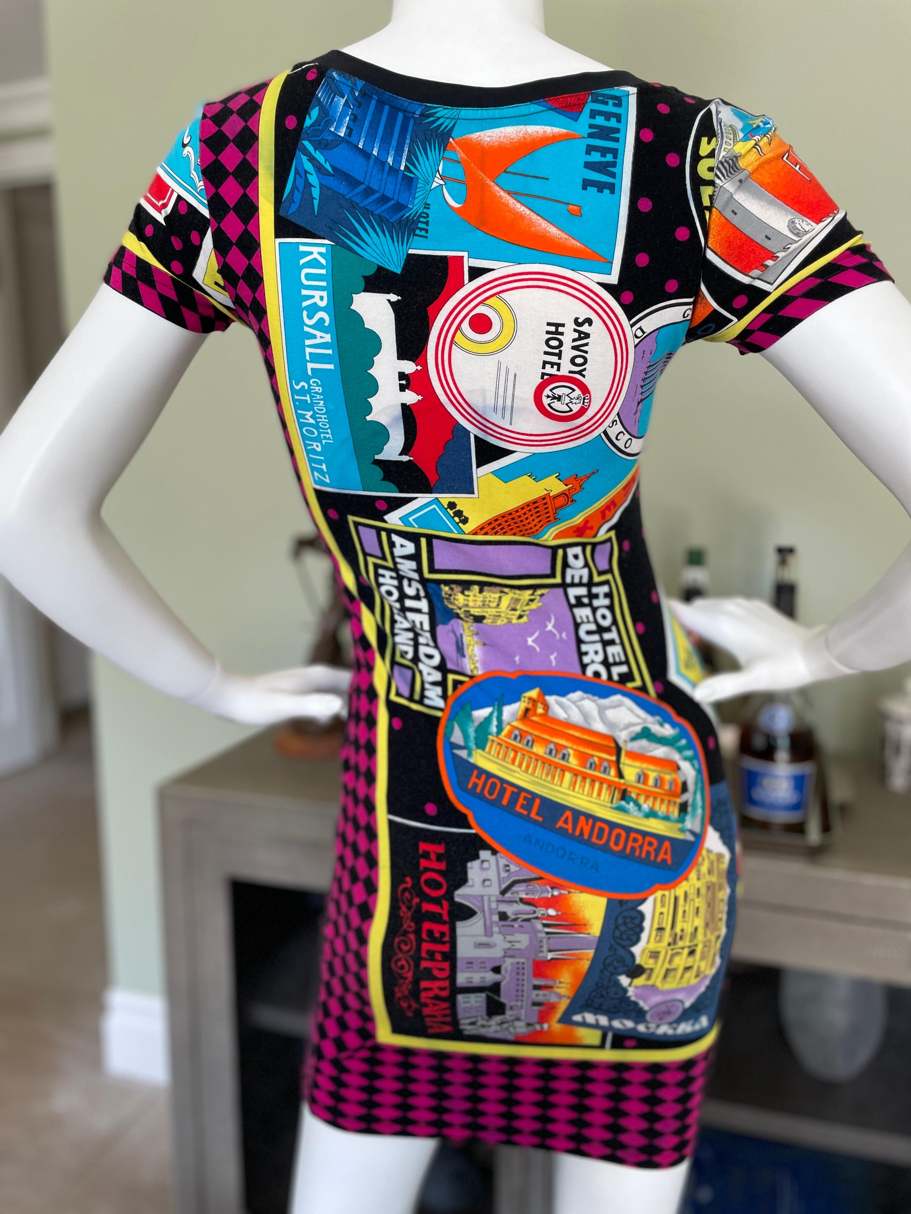 Gianni Versace für Versus Seltenes Vintage Hotel-Reisesticker-Kleid im Angebot 3