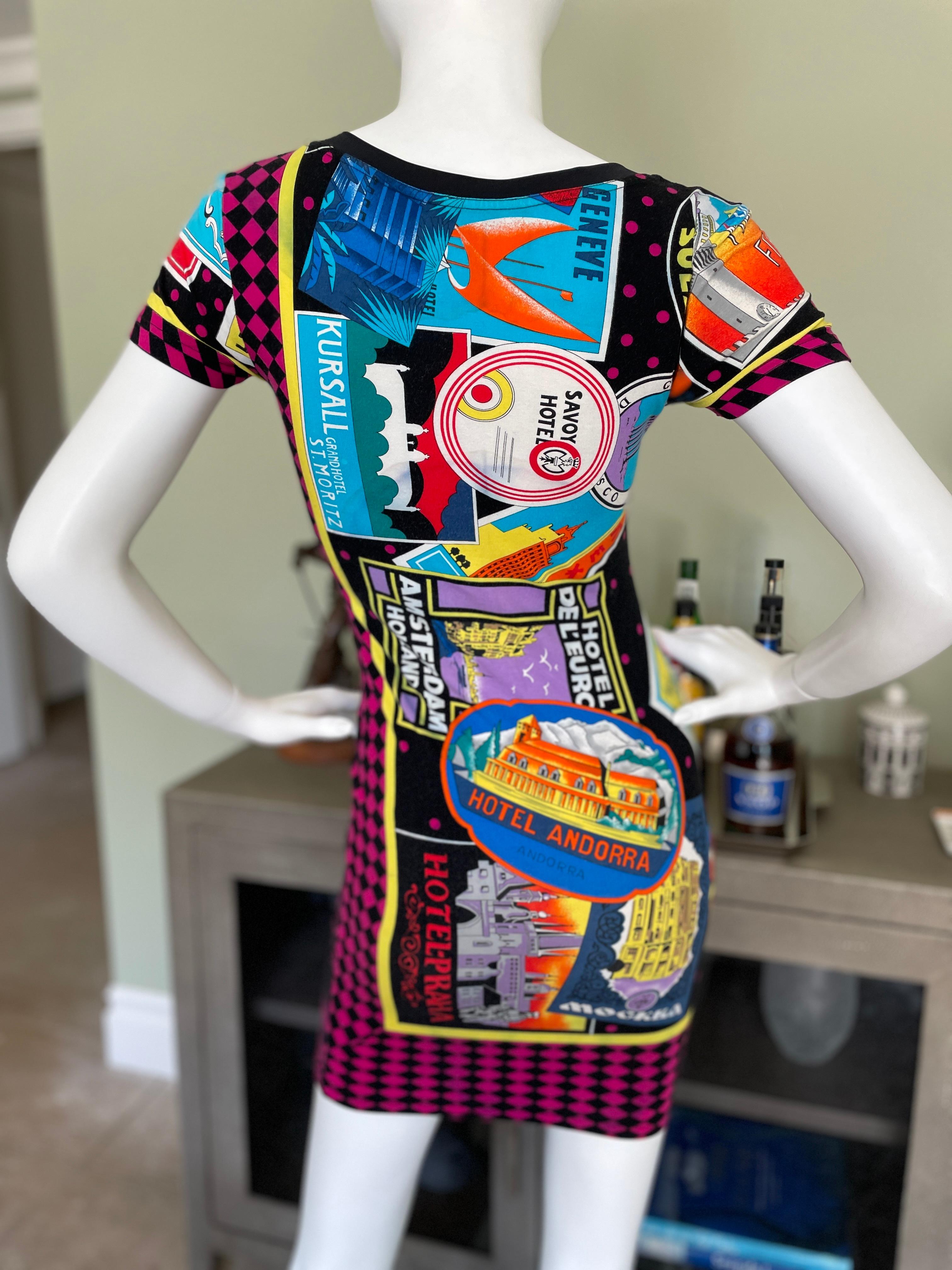 Gianni Versace für Versus Seltenes Vintage Hotel-Reisesticker-Kleid im Angebot 4