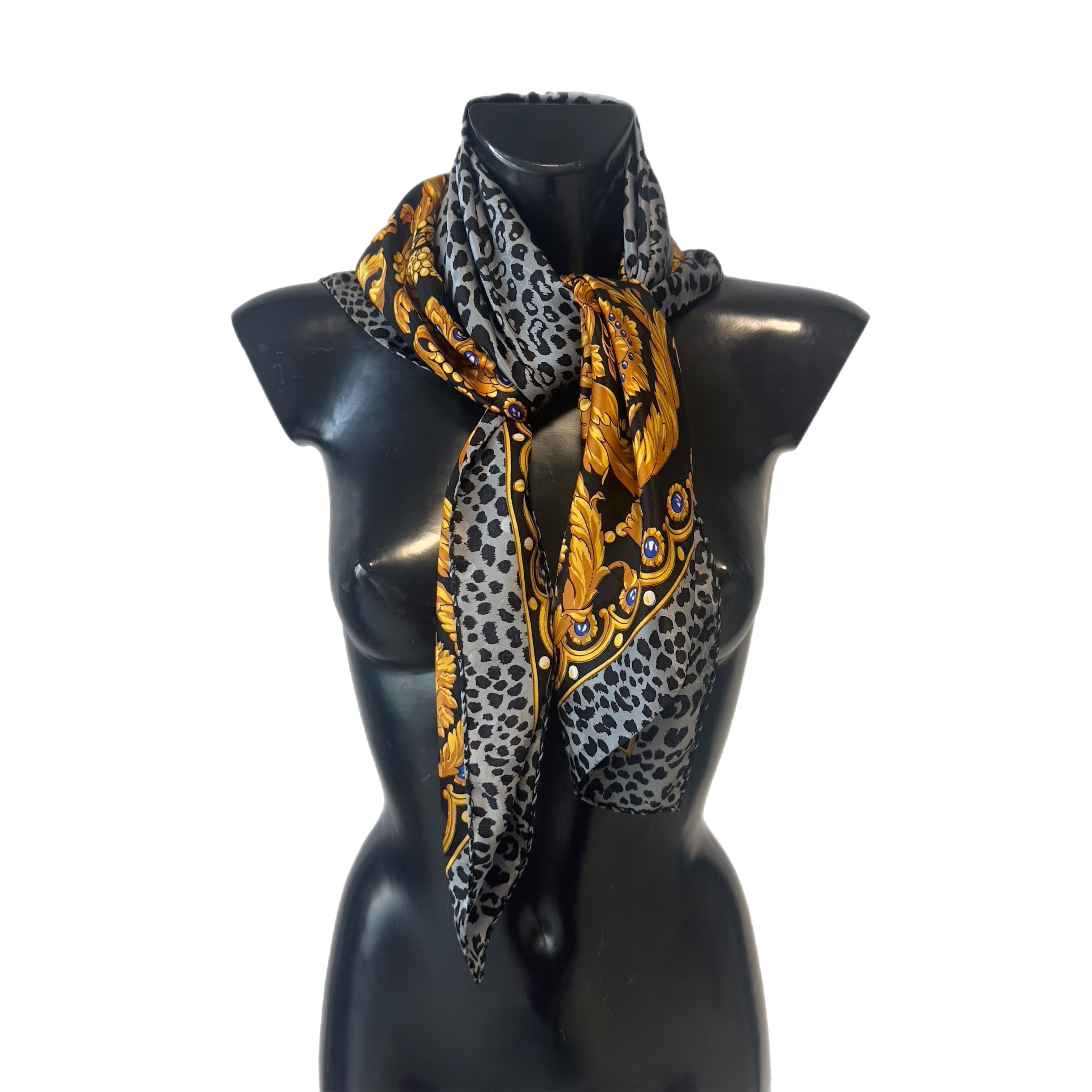 GIANNI VERSACE - Foulard Barock & Leopard anni '80/'90 - im Zustand „Hervorragend“ im Angebot in Basaluzzo, IT