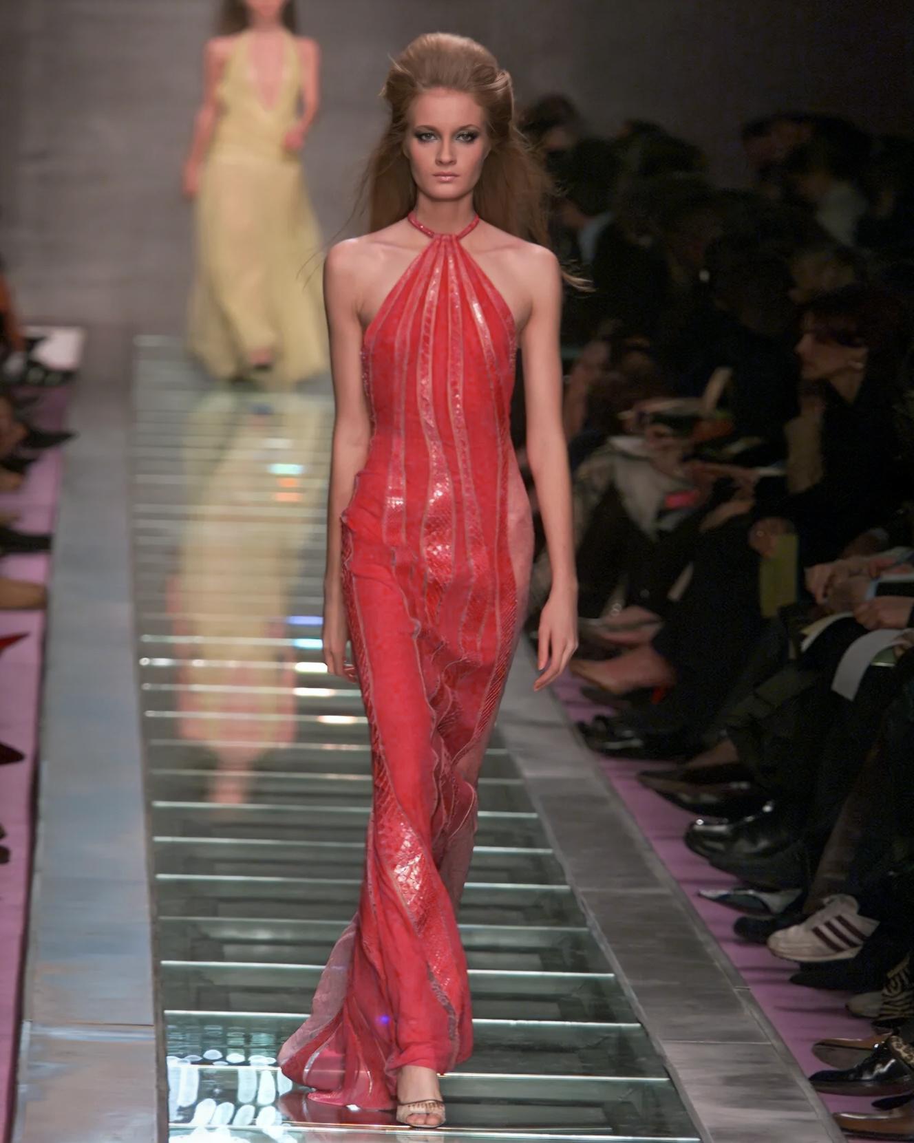 Robe de soirée Gianni Versace en soie fuchsia avec panneaux en cuir et dentelle, FW 2000 en vente 8