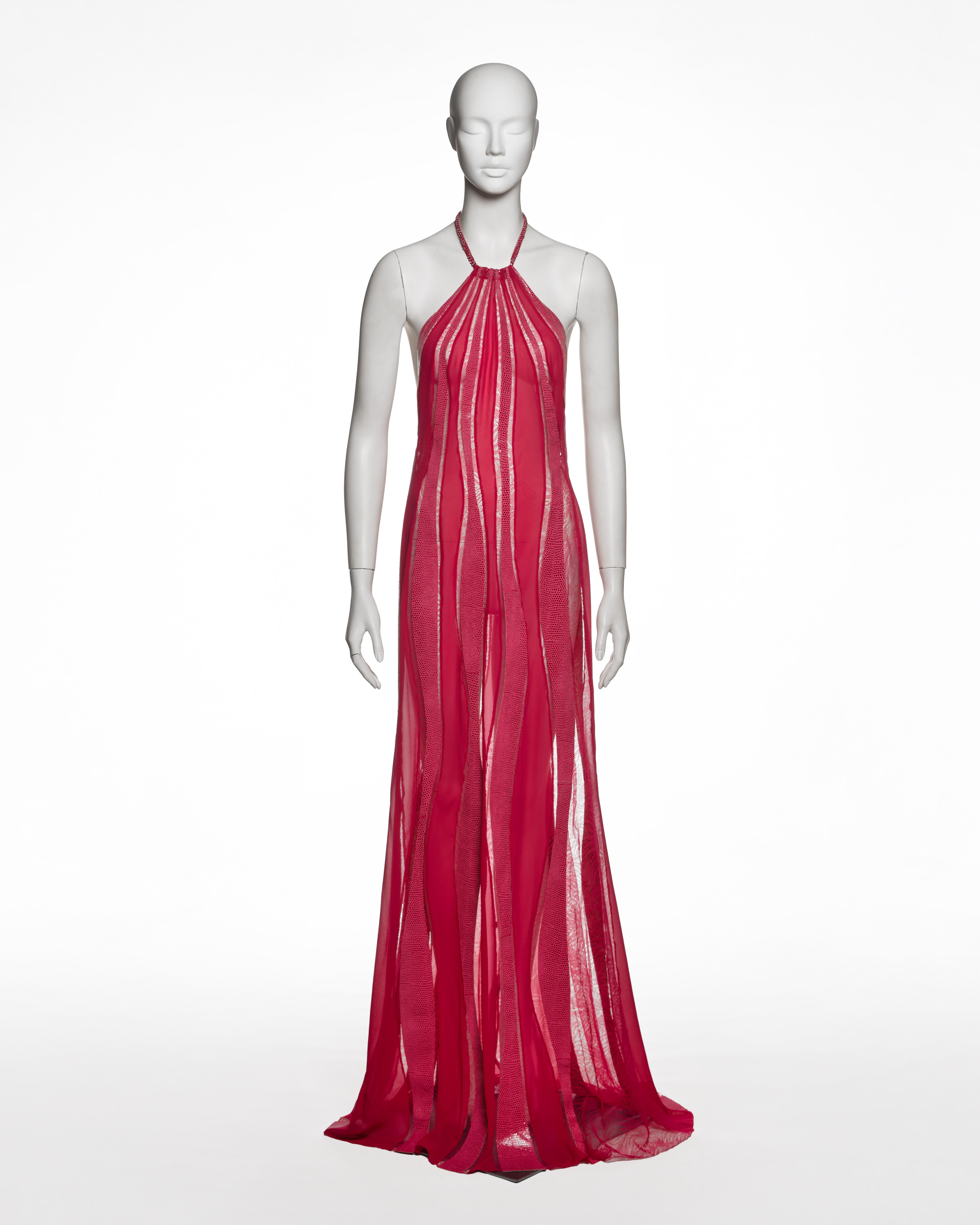 Robe de soirée de Gianni Versace, automne-hiver 2000, composée de panneaux de mousseline de soie fuchsia, de cuir laminé ton sur ton gaufré d'une texture de peau de lézard et de dentelle en maille rose. La robe présente une encolure dos nu sculptée