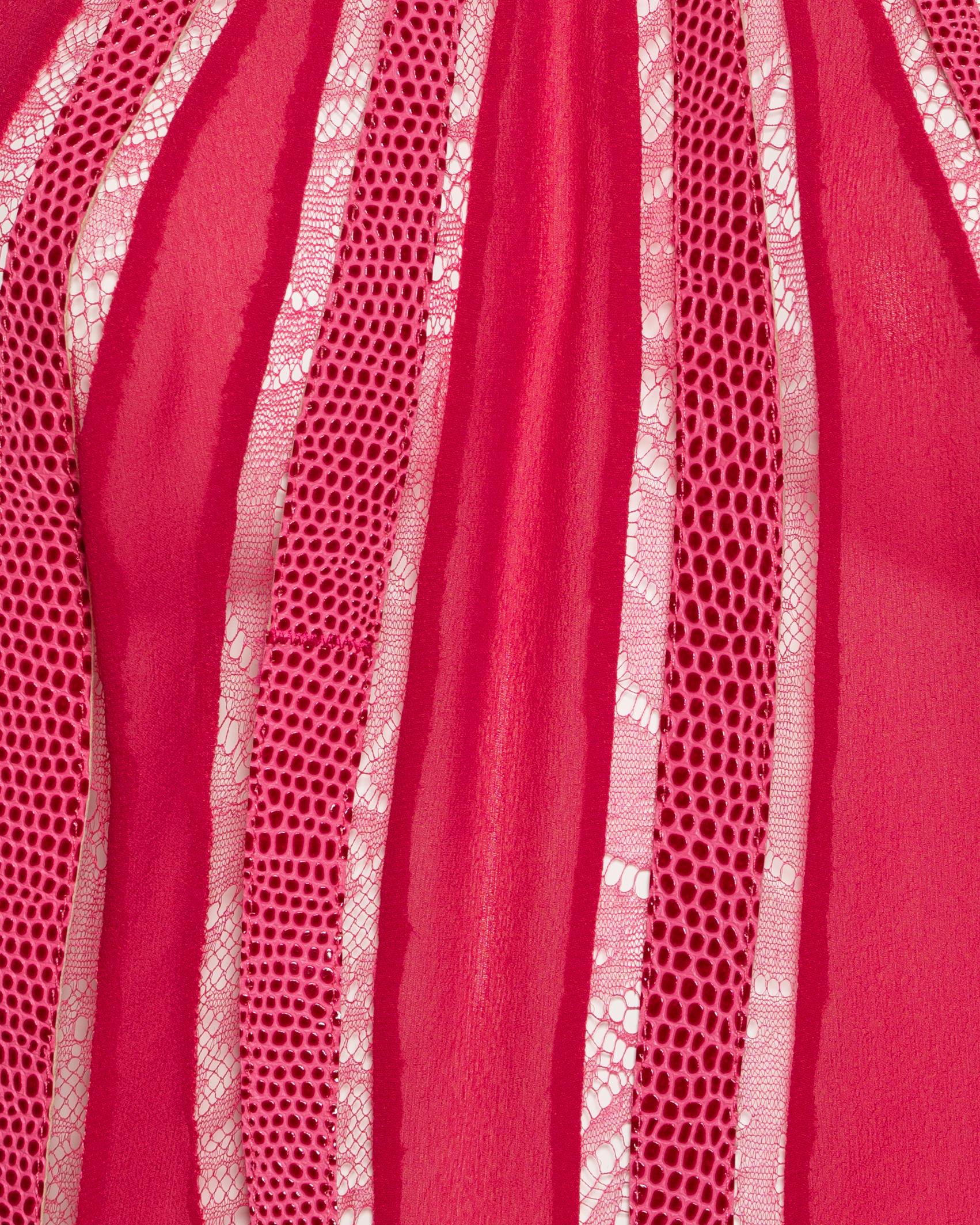 Robe de soirée Gianni Versace en soie fuchsia avec panneaux en cuir et dentelle, FW 2000 Excellent état - En vente à London, GB