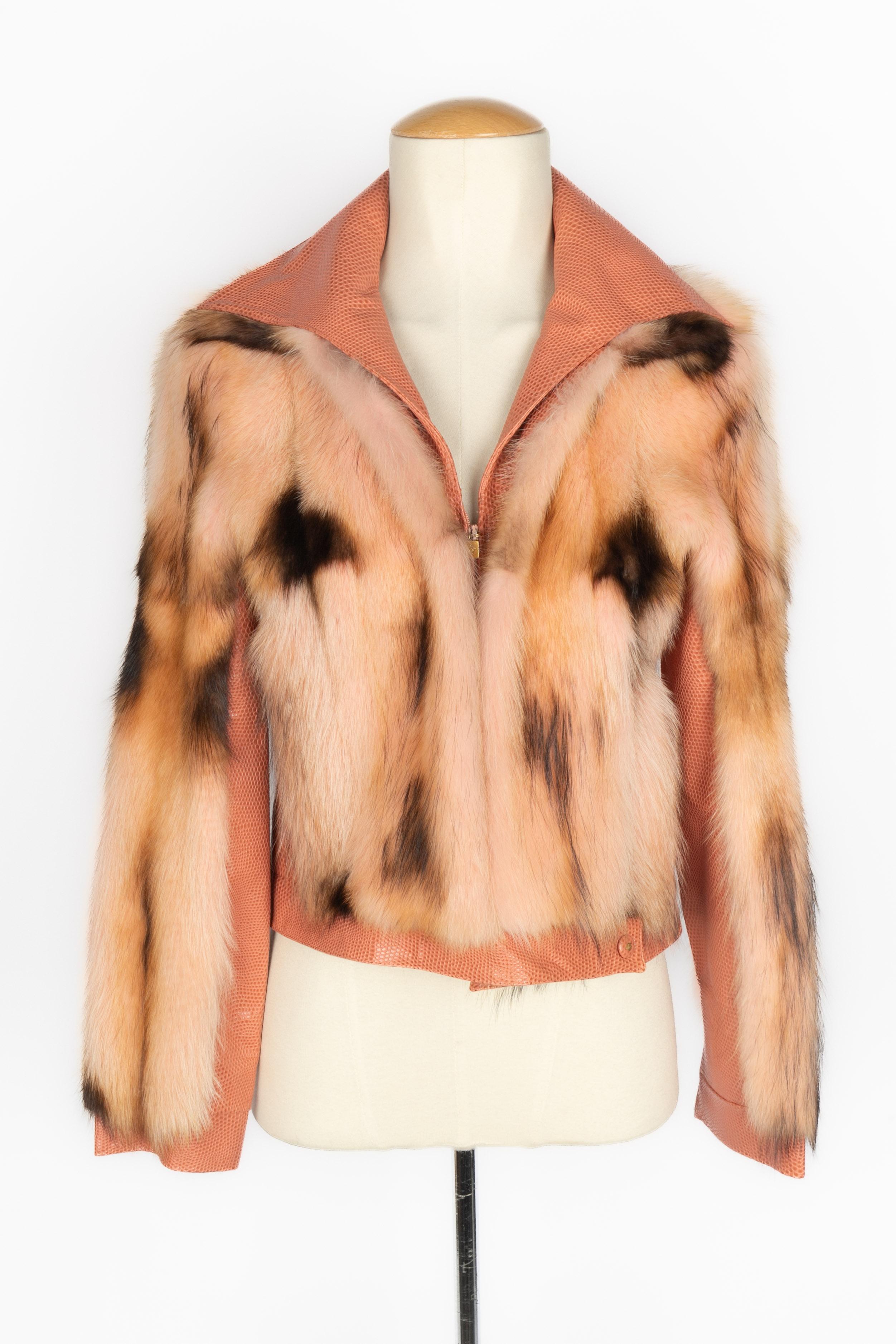 VERSACE - (Made in Italy) Lizard leather and fur jacket in coral-pink tones. Composition and size labels missing, it fits a 36FR. 2000 Fall-Winter Collection.

Condition:
Very good condition

Dimensions:
Shoulder width: - Chest: - Sleeve length: -