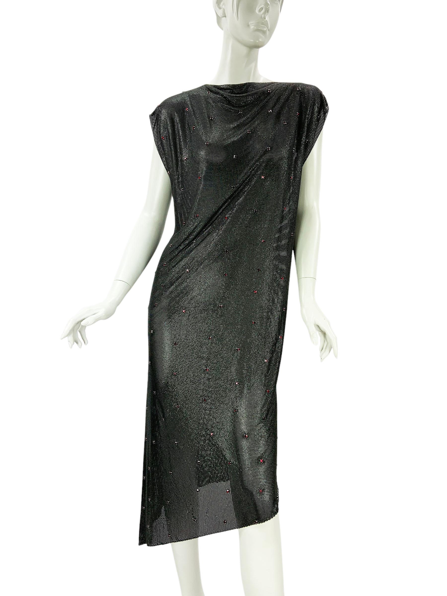 Ein frühes Gianni Versace Oroton Mesh-Kleid mit roten Swarovski-Kristallen
F/W 1983 Collection'S
Gianni Versace entwarf 1982 einen speziellen Kettenhemd-Stoff, der ihm die Auszeichnung 