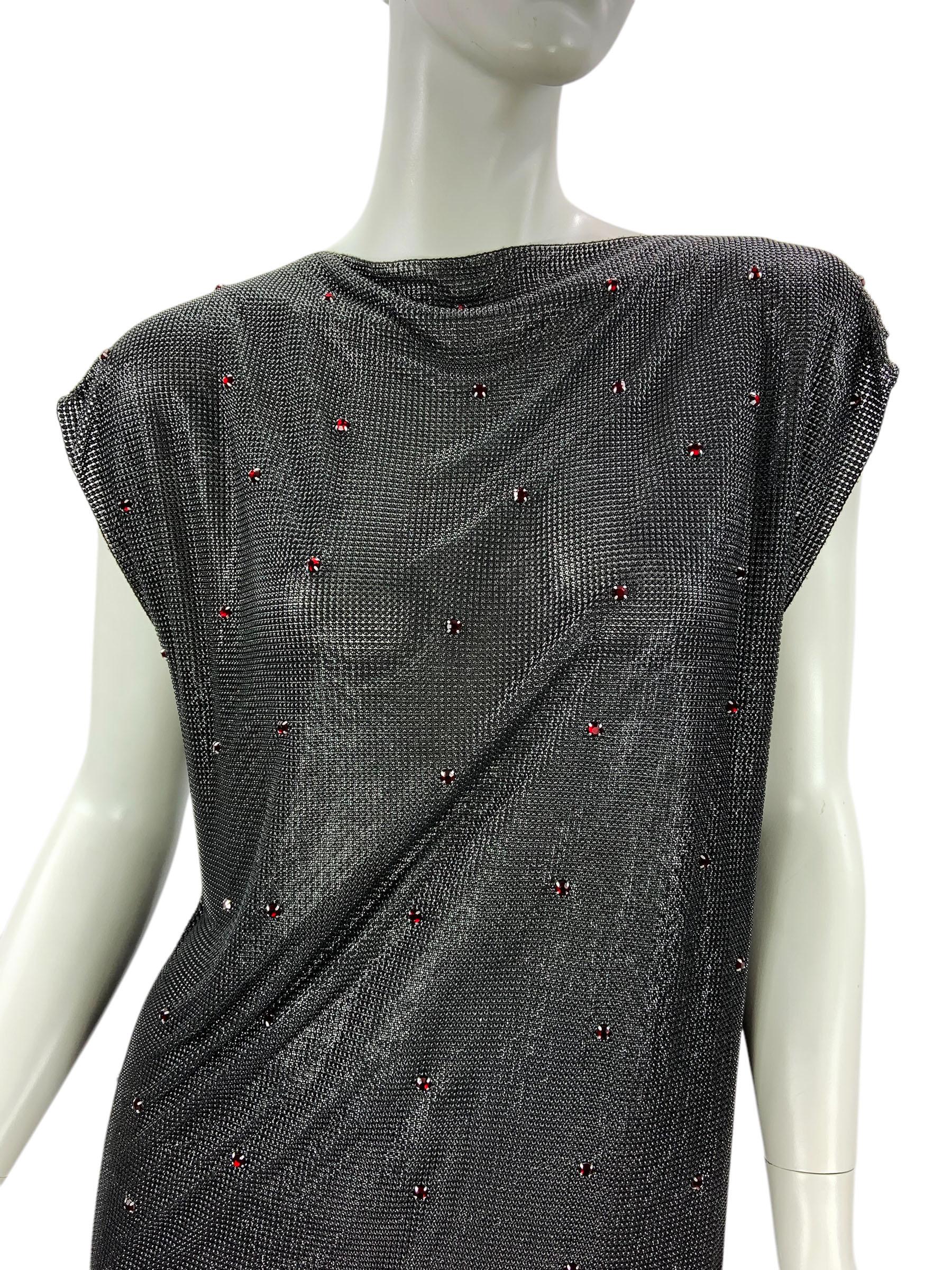 Gianni Versace H/W 1983 Oroton Metallgeflecht Rot Kristalle Schwarz Asymmetrisches Kleid M im Zustand „Hervorragend“ im Angebot in Montgomery, TX