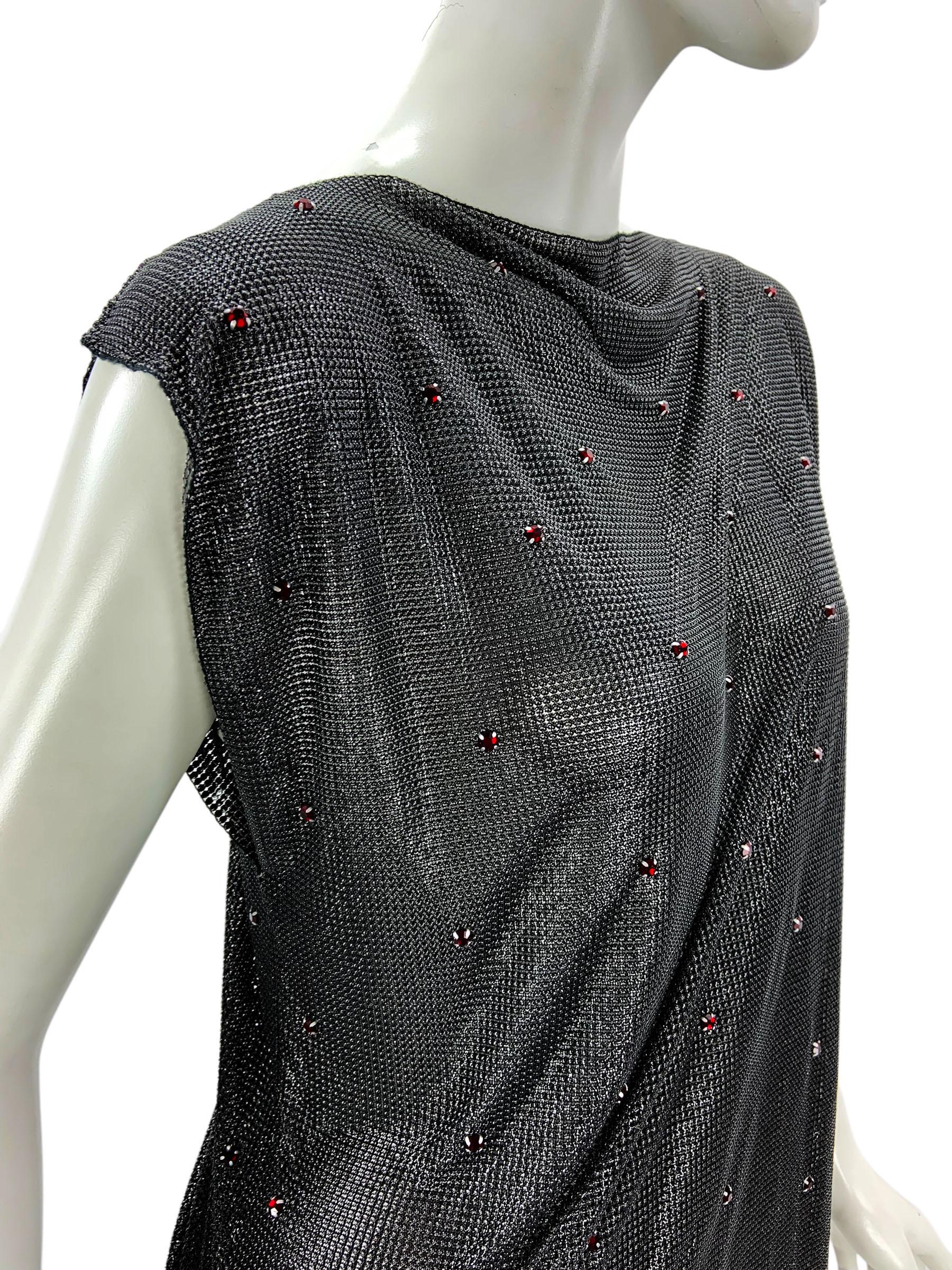 Gianni Versace H/W 1983 Oroton Metallgeflecht Rot Kristalle Schwarz Asymmetrisches Kleid M Damen im Angebot