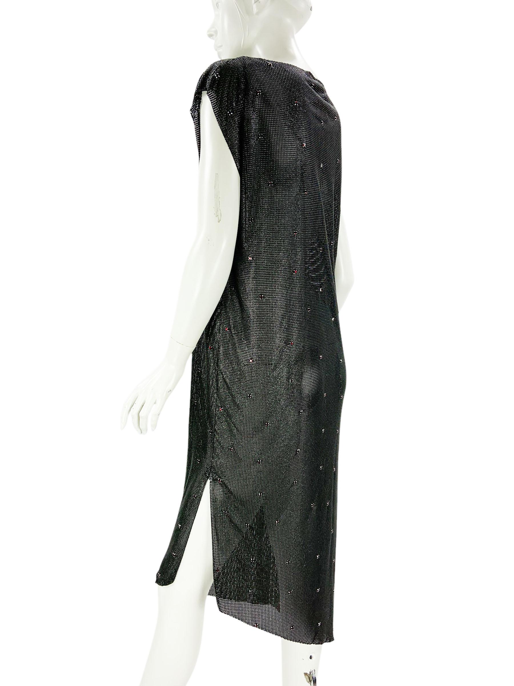 Gianni Versace H/W 1983 Oroton Metallgeflecht Rot Kristalle Schwarz Asymmetrisches Kleid M im Angebot 1