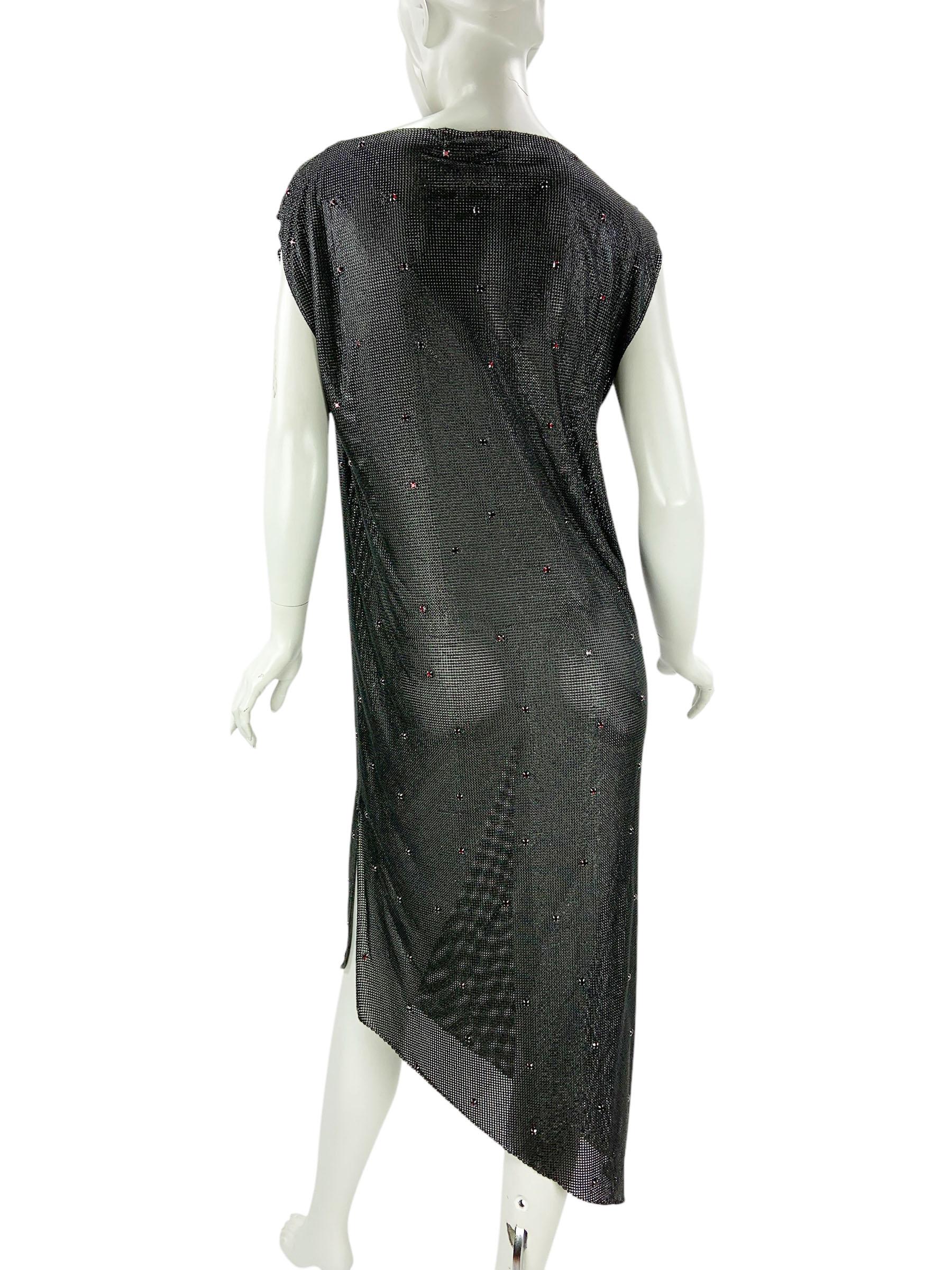 Gianni Versace H/W 1983 Oroton Metallgeflecht Rot Kristalle Schwarz Asymmetrisches Kleid M im Angebot 2
