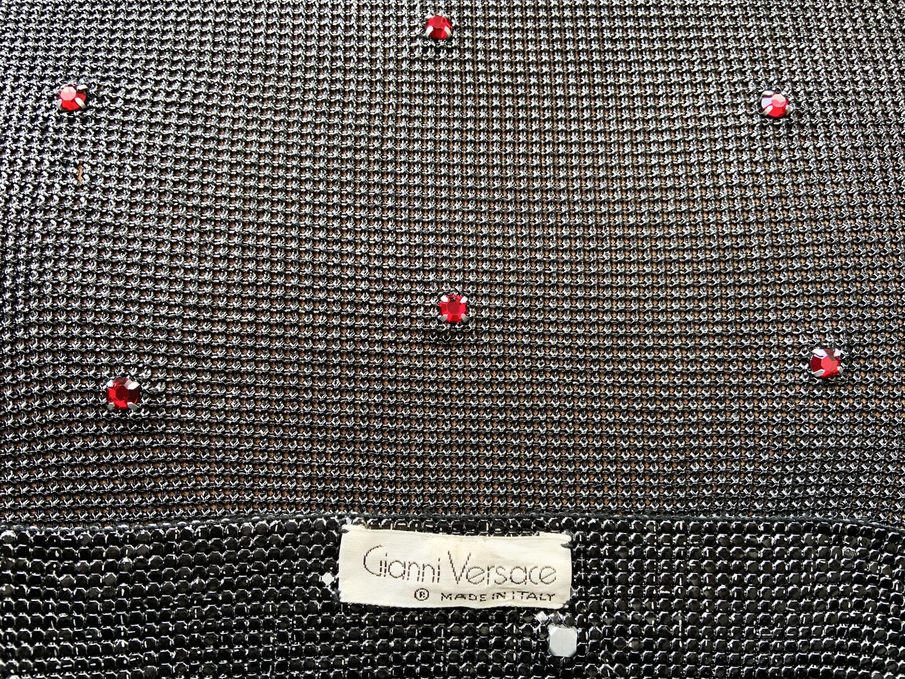 Gianni Versace H/W 1983 Oroton Metallgeflecht Rot Kristalle Schwarz Asymmetrisches Kleid M im Angebot 3