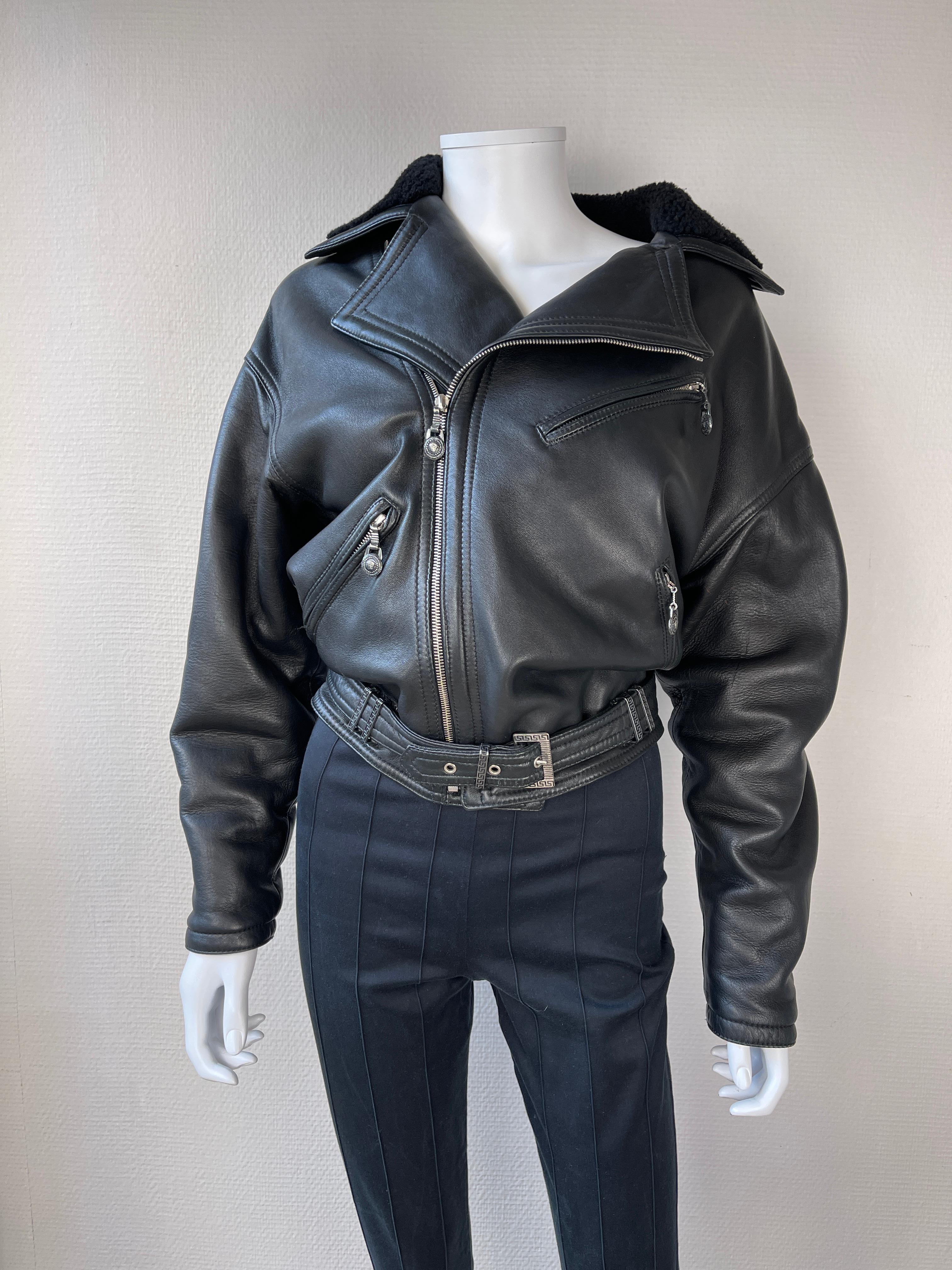 1990er Gianni Versace Lederjacke Vintage Biker Jacke vom Herbst/Winter 1994 Laufsteg (Schwarz) im Angebot