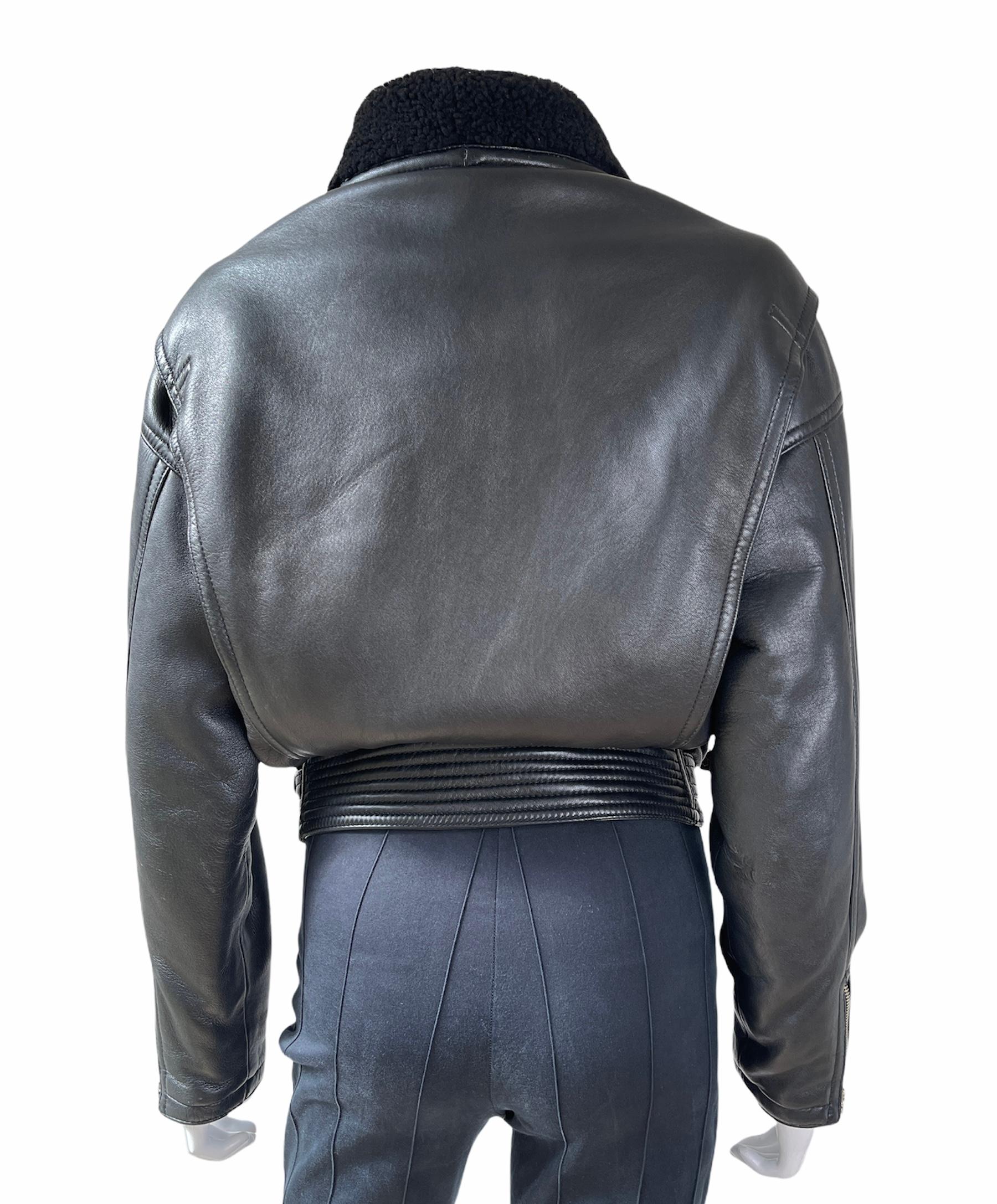 1990er Gianni Versace Lederjacke Vintage Biker Jacke vom Herbst/Winter 1994 Laufsteg im Zustand „Hervorragend“ im Angebot in Paris, FR