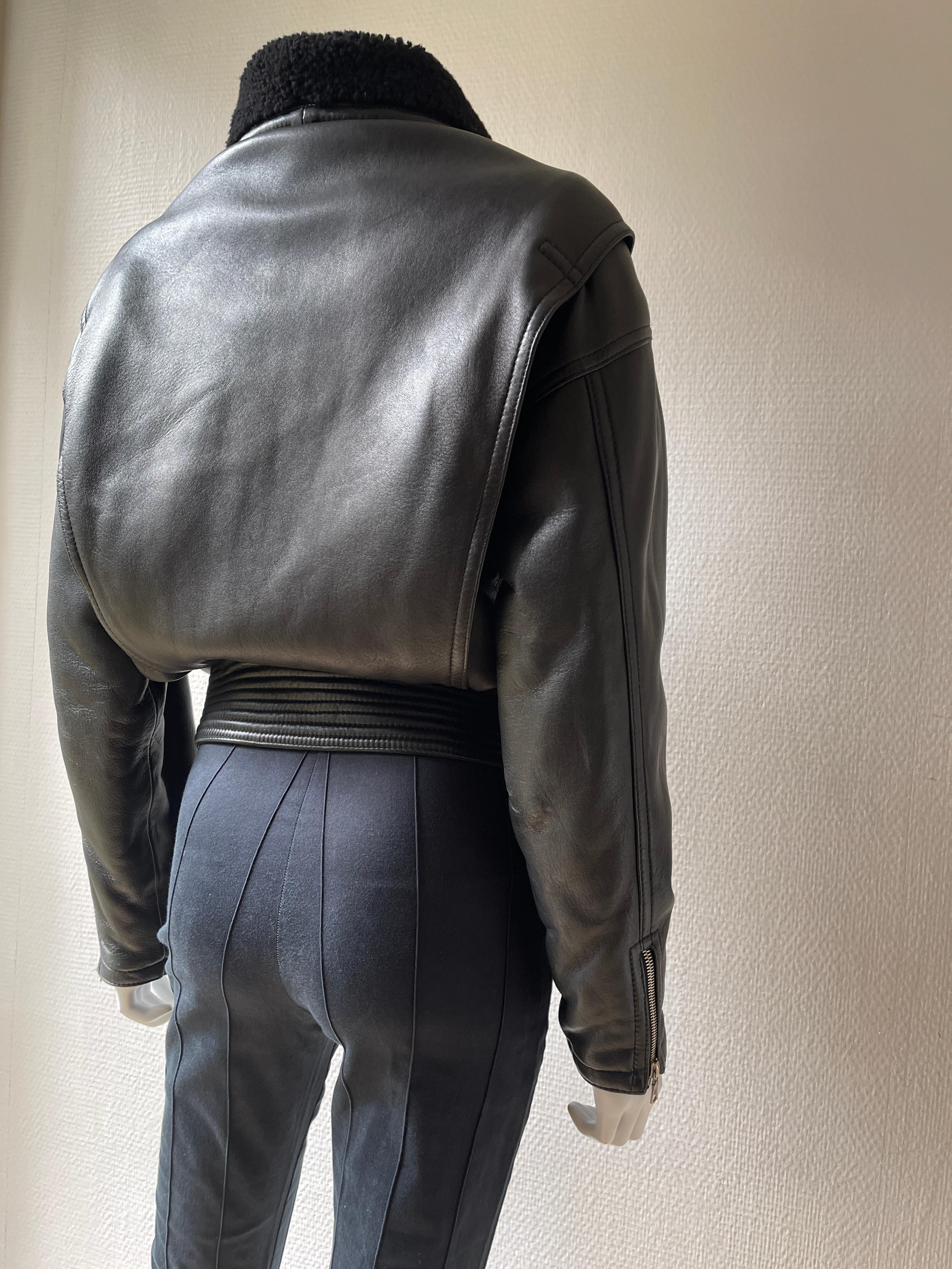 1990er Gianni Versace Lederjacke Vintage Biker Jacke vom Herbst/Winter 1994 Laufsteg für Damen oder Herren im Angebot