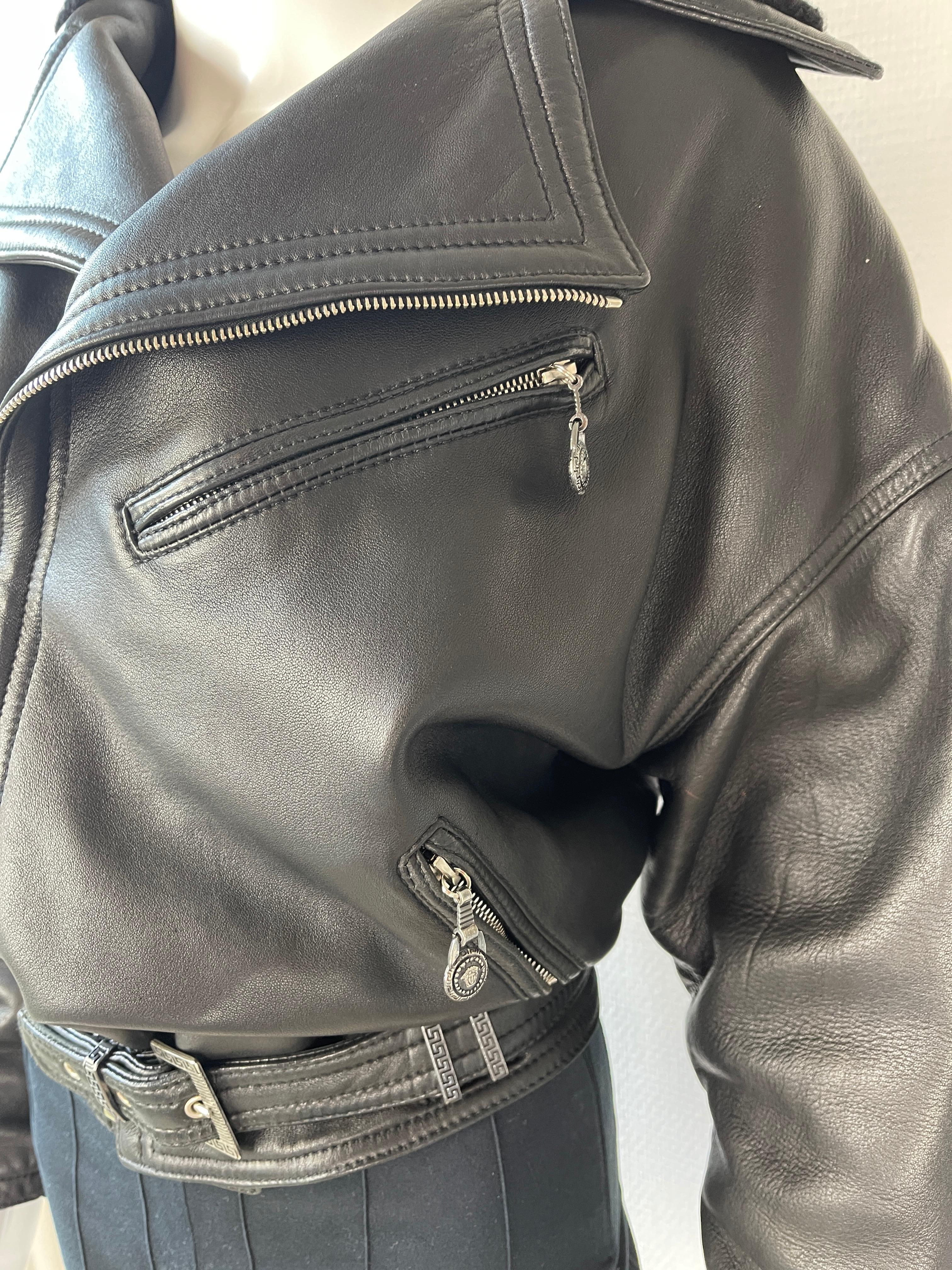 1990er Gianni Versace Lederjacke Vintage Biker Jacke vom Herbst/Winter 1994 Laufsteg im Angebot 3