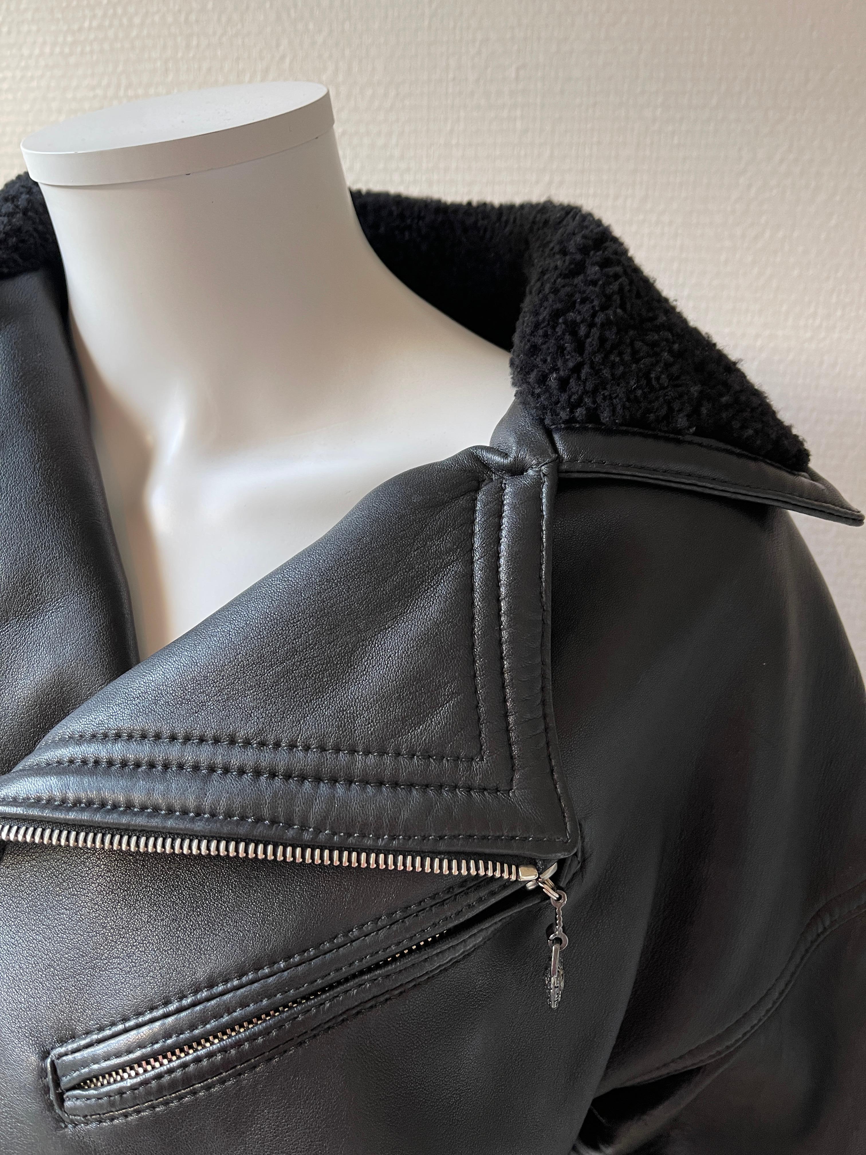 1990er Gianni Versace Lederjacke Vintage Biker Jacke vom Herbst/Winter 1994 Laufsteg im Angebot 2