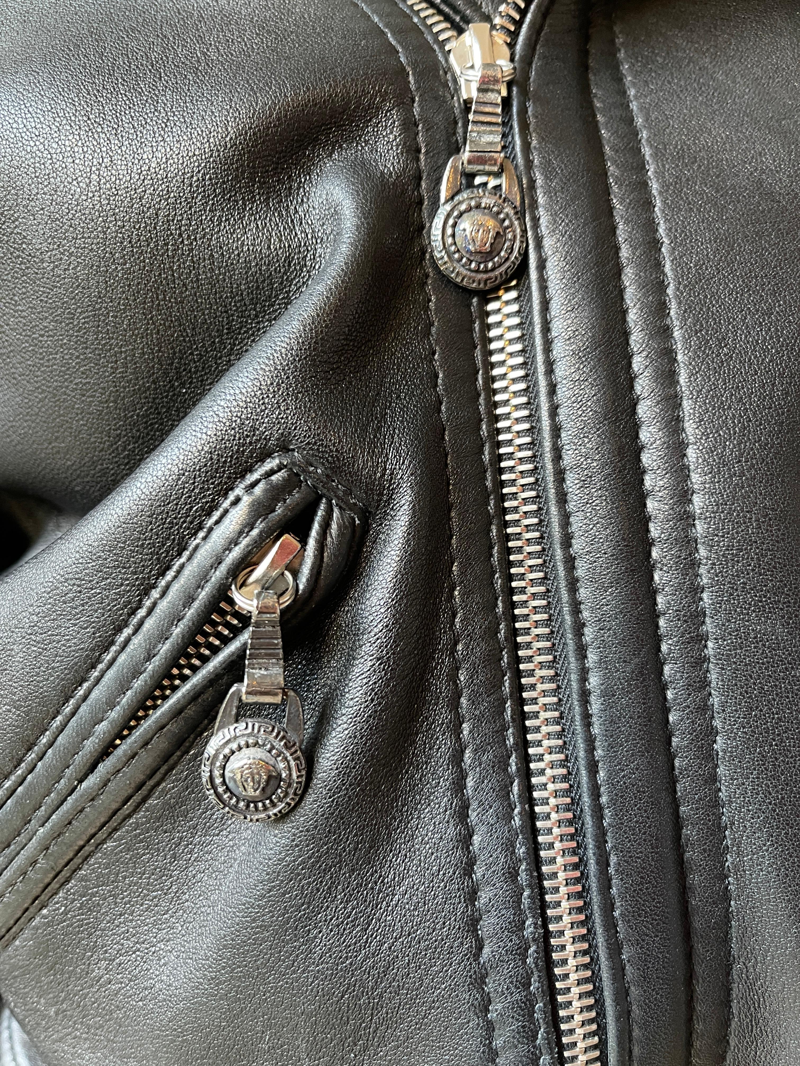 1990er Gianni Versace Lederjacke Vintage Biker Jacke vom Herbst/Winter 1994 Laufsteg im Angebot 4