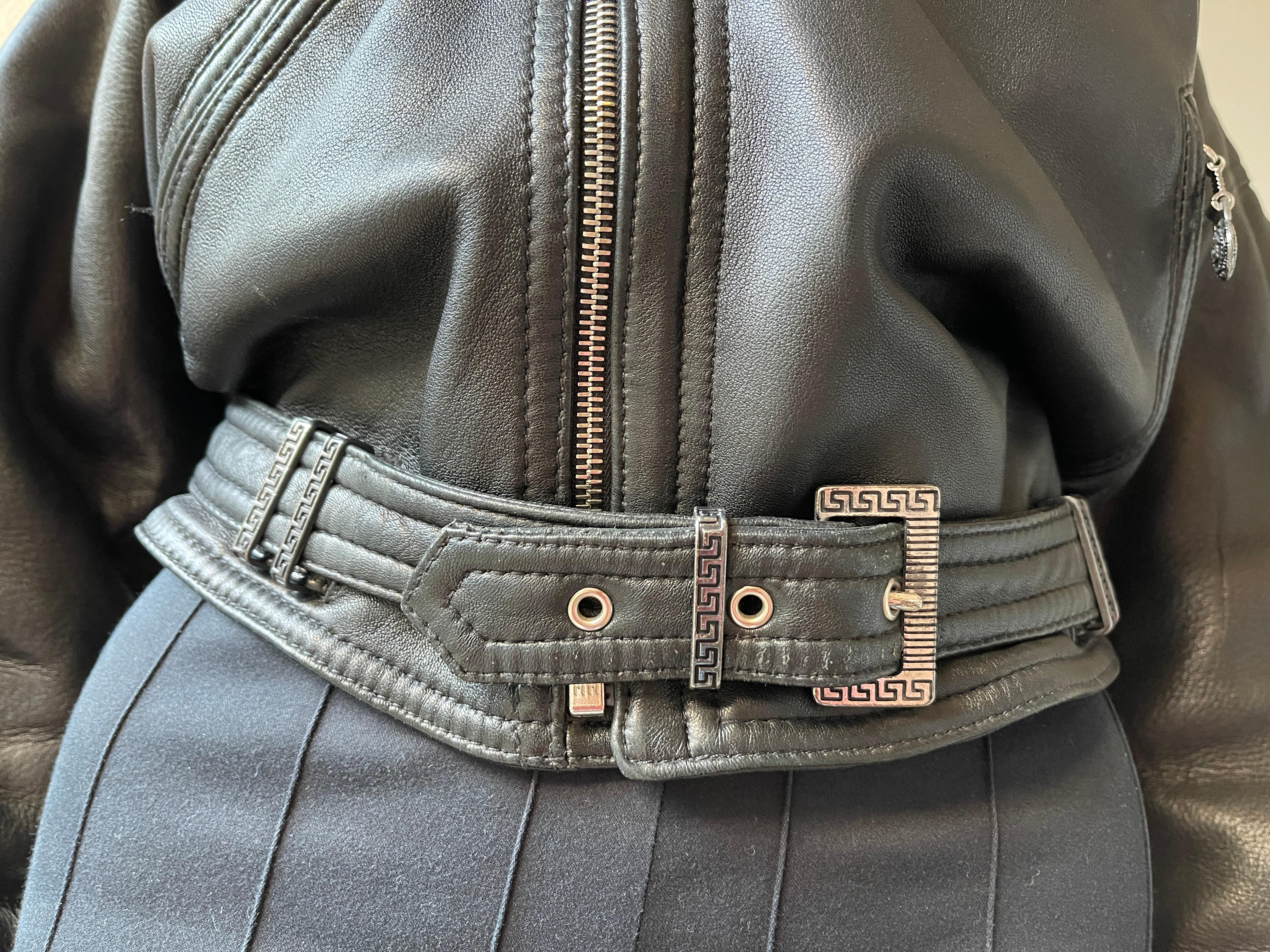1990er Gianni Versace Lederjacke Vintage Biker Jacke vom Herbst/Winter 1994 Laufsteg im Angebot 5