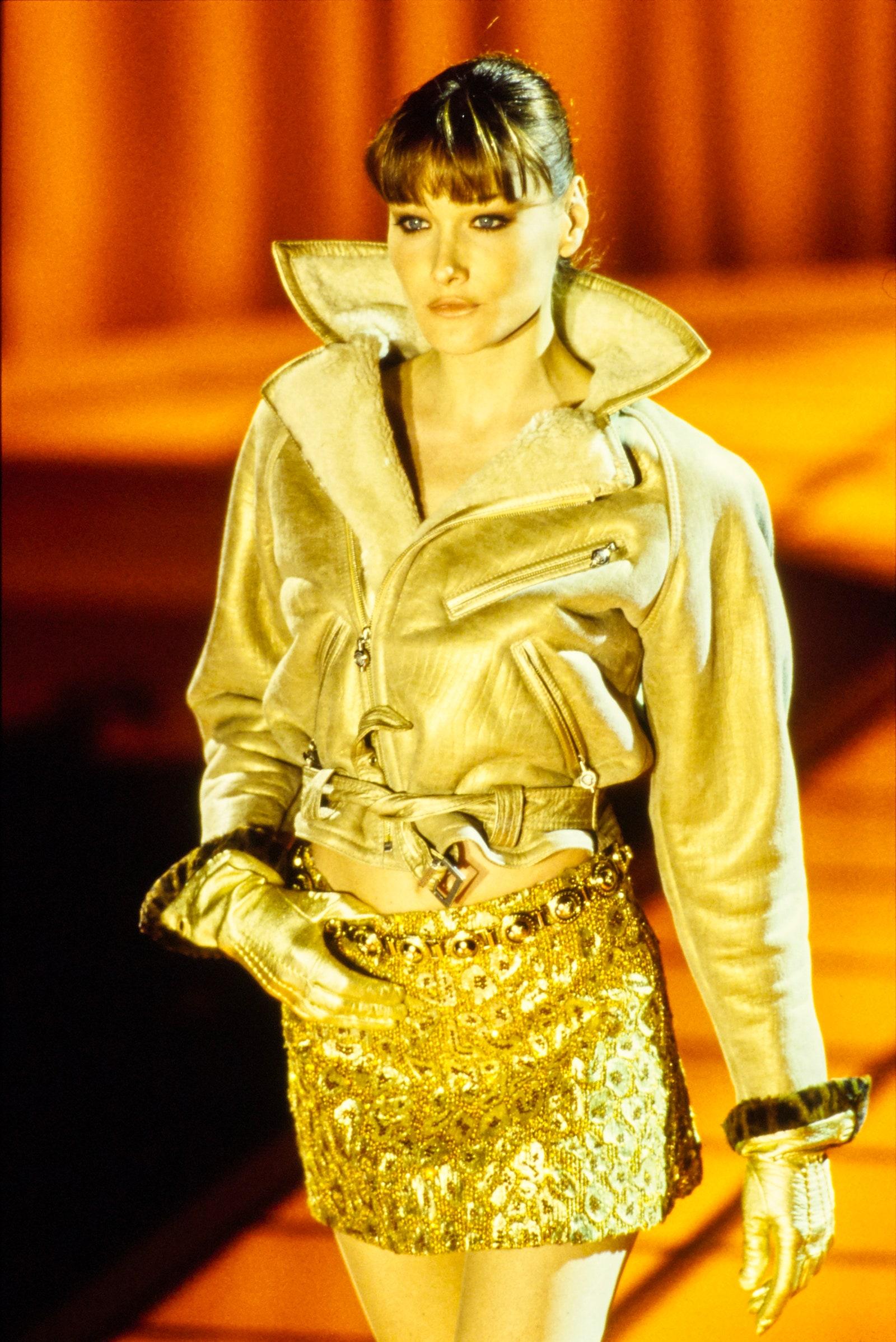 GIANNI VERSACE, Made in Italy, FW 1994.
Ikonische Jacke vom Herbst-Winter-Laufsteg 1994 von Gianni Versace. Diese Bikerjacke wird auf der Messe in verschiedenen Farben und Leder dekliniert - diese ist wirklich gemütlich, tragbar und zeitlos! 
Die