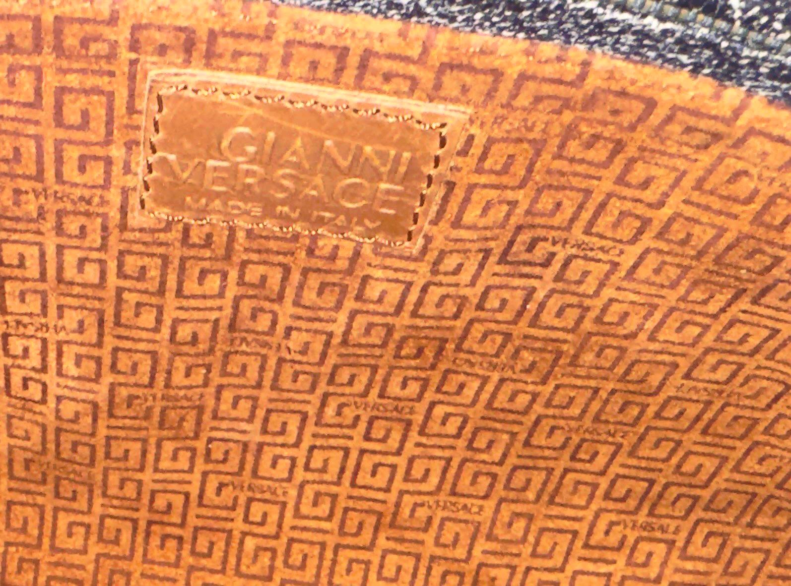 GIANNI VERSACE FW 2001 Bolso de mano y conjunto de botas de piel envejecida estilo Demin en venta 7