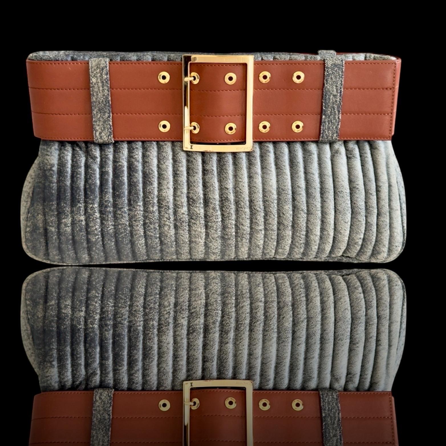 GIANNI VERSACE FW 2001 Bolso de mano y conjunto de botas de piel envejecida estilo Demin Gris en venta