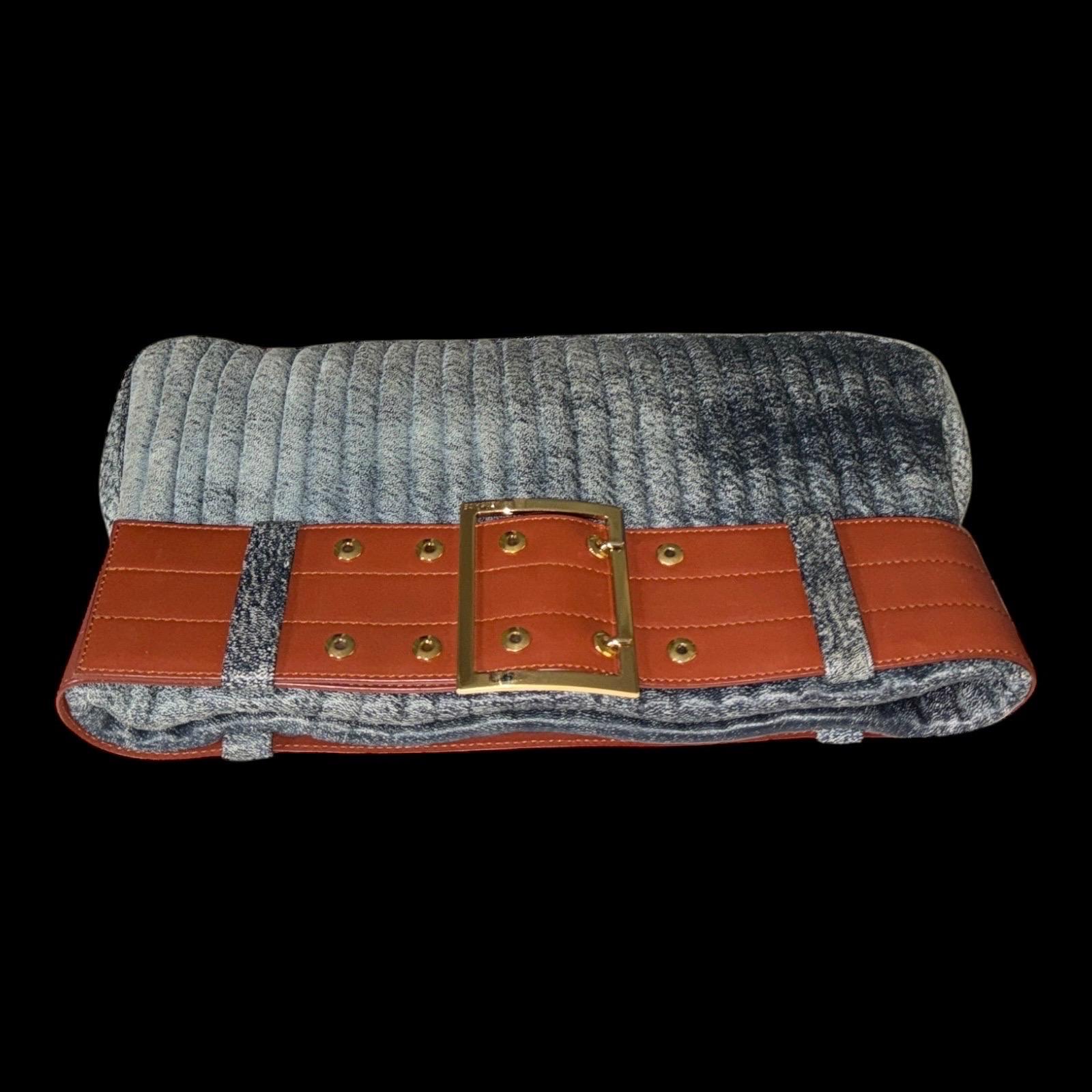 GIANNI VERSACE FW 2001 Bolso de mano y conjunto de botas de piel envejecida estilo Demin en venta 2