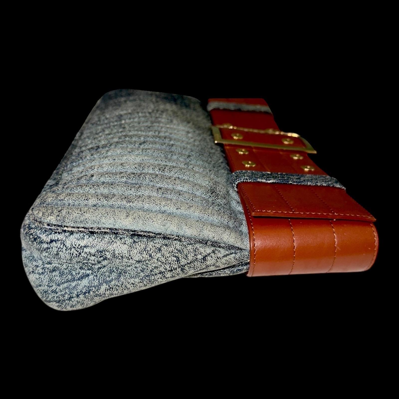 GIANNI VERSACE FW 2001 Bolso de mano y conjunto de botas de piel envejecida estilo Demin en venta 3