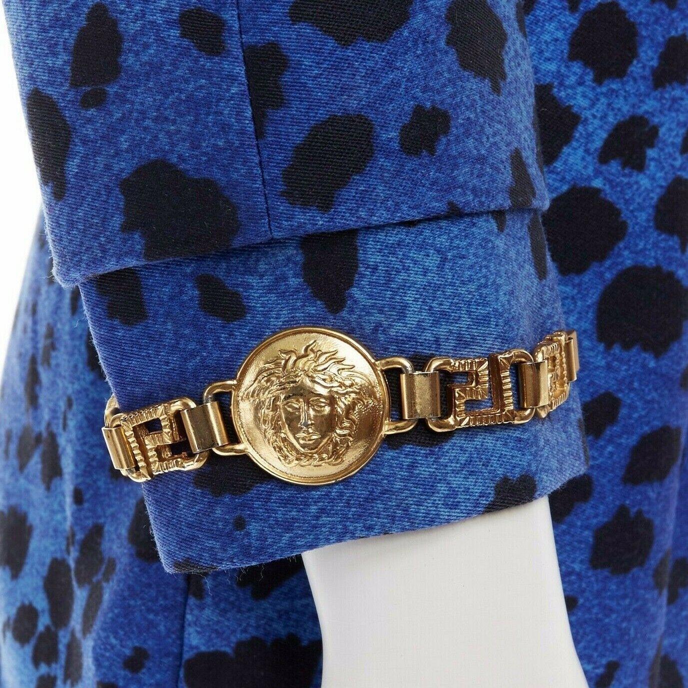 GIANNI VERSACE gold baroque print blue leopard Medusa button jacket skirt set XS
GIANNI VERSACE VINTAGE
WOOL . 
GOLD BAROQUE PRINT . 
BLUE LEOPARD PRINT BASE . 
OVERSIZED MEDUSA HEAD GOLD MEDALLION BUTTON . 
COLLARLESS . 
BLACK TRIMMING ALONG FRONT