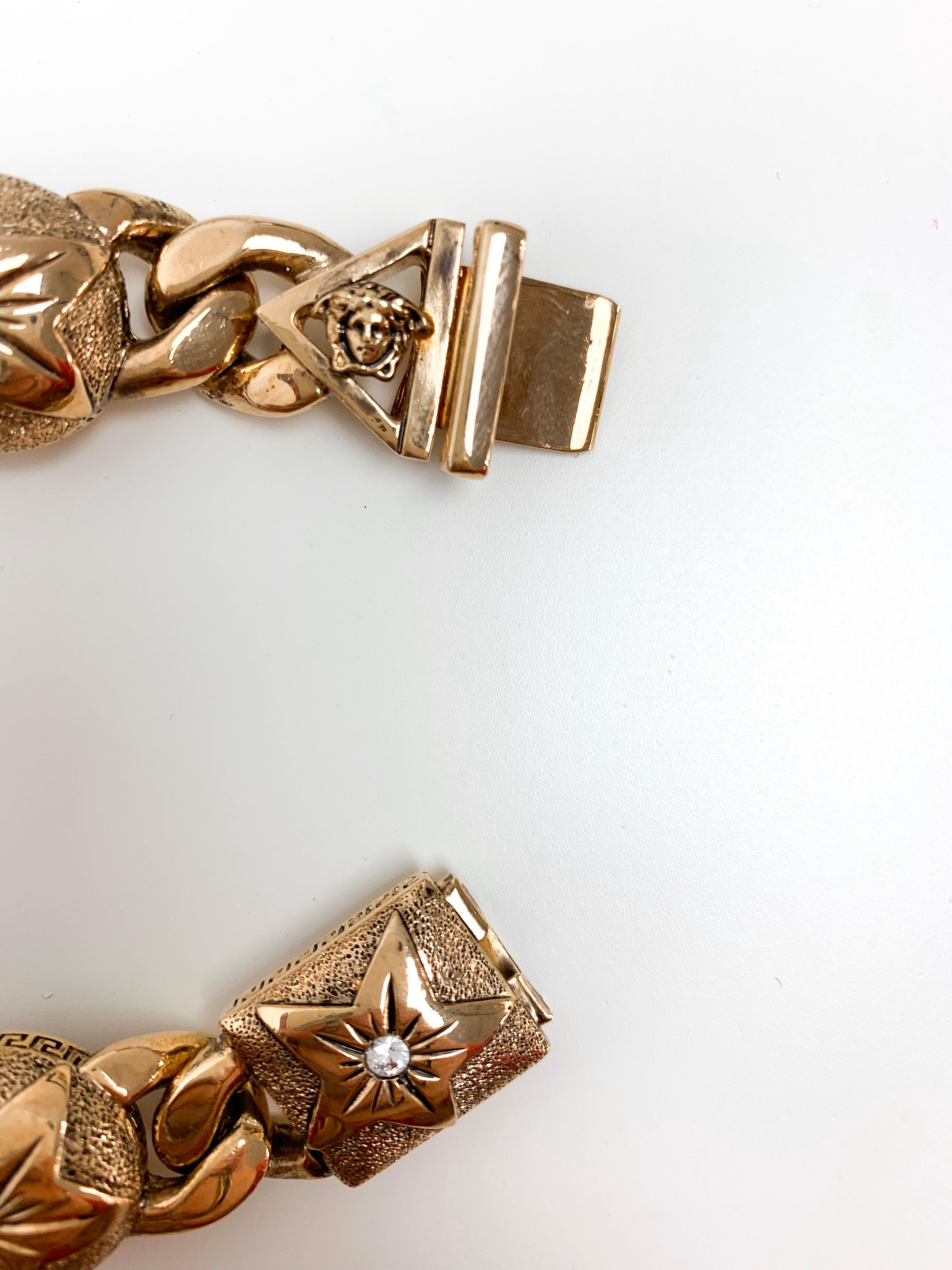 Gianni Versace Goldkreis- und Stern-Armband  für Damen oder Herren im Angebot