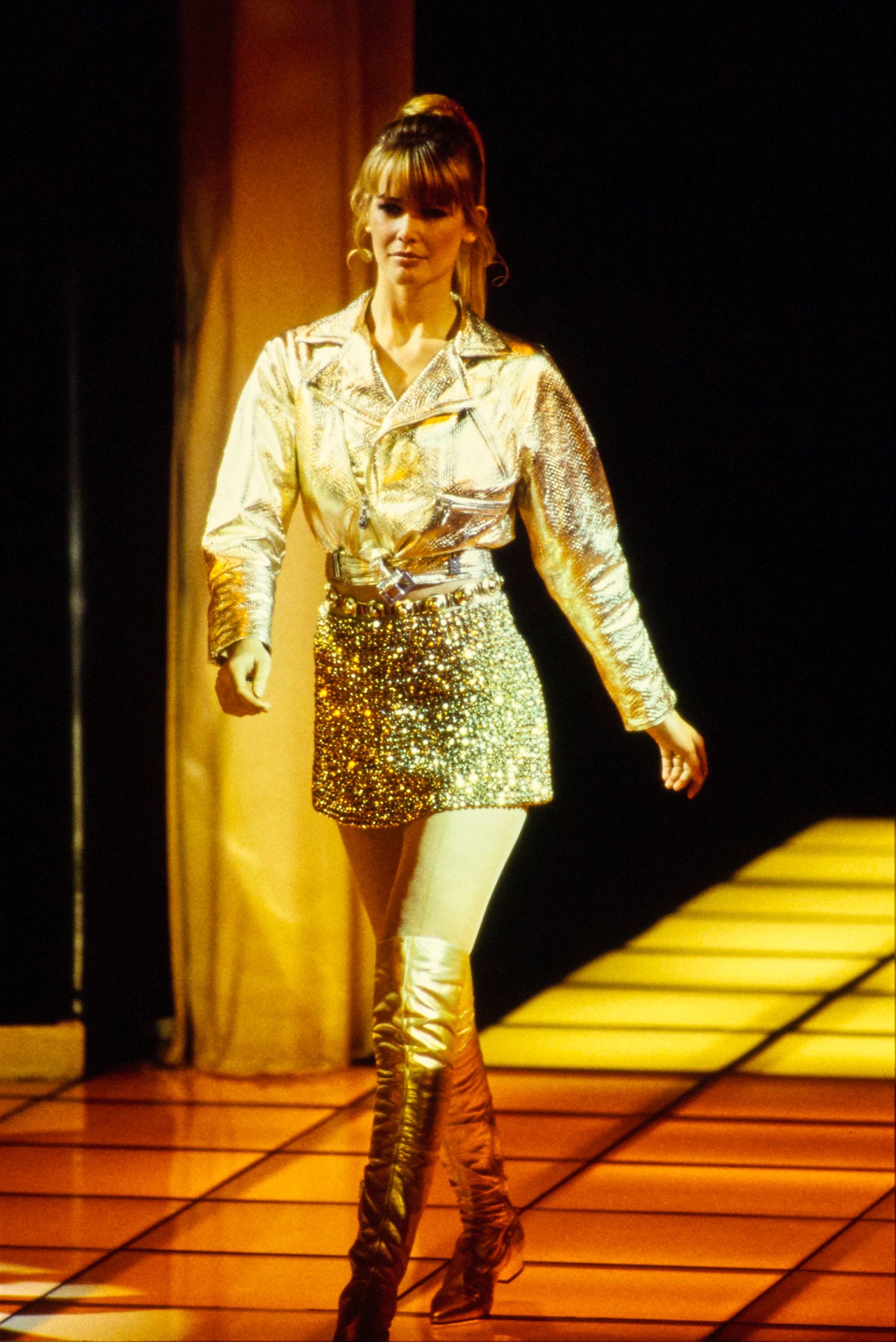 Costume jupe quatre pièces en cuir doré Gianni Versace, automne-hiver 1994 Pour femmes en vente