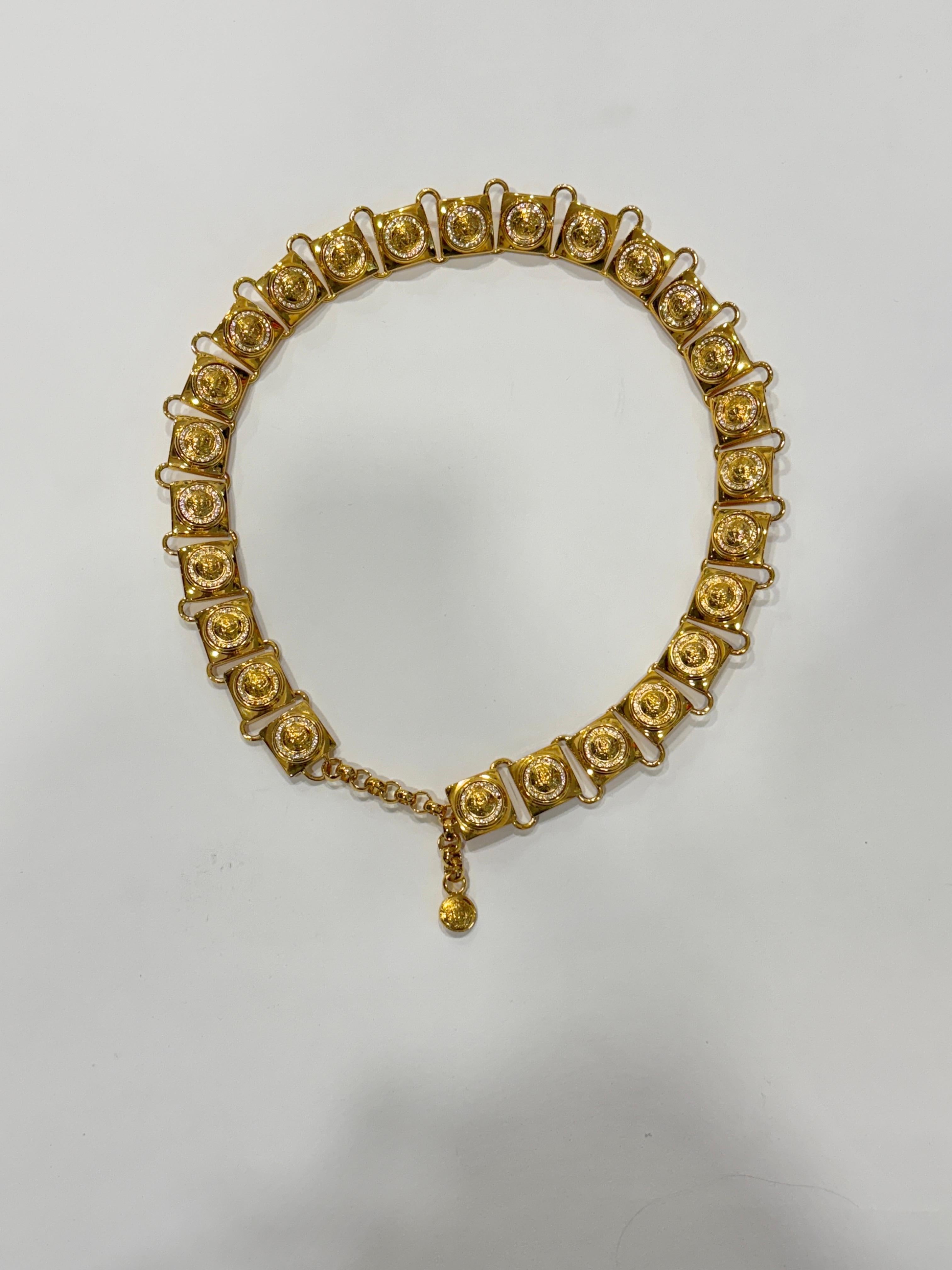 Gianni Versace - Ceinture carrée épaisse en or avec détails en forme de tête de méduse

Cette superbe ceinture dorée Gianni Versace est une pièce d'apparat audacieuse, alliant luxe et design intemporel. Fabriquée à partir de maillons carrés lourds,